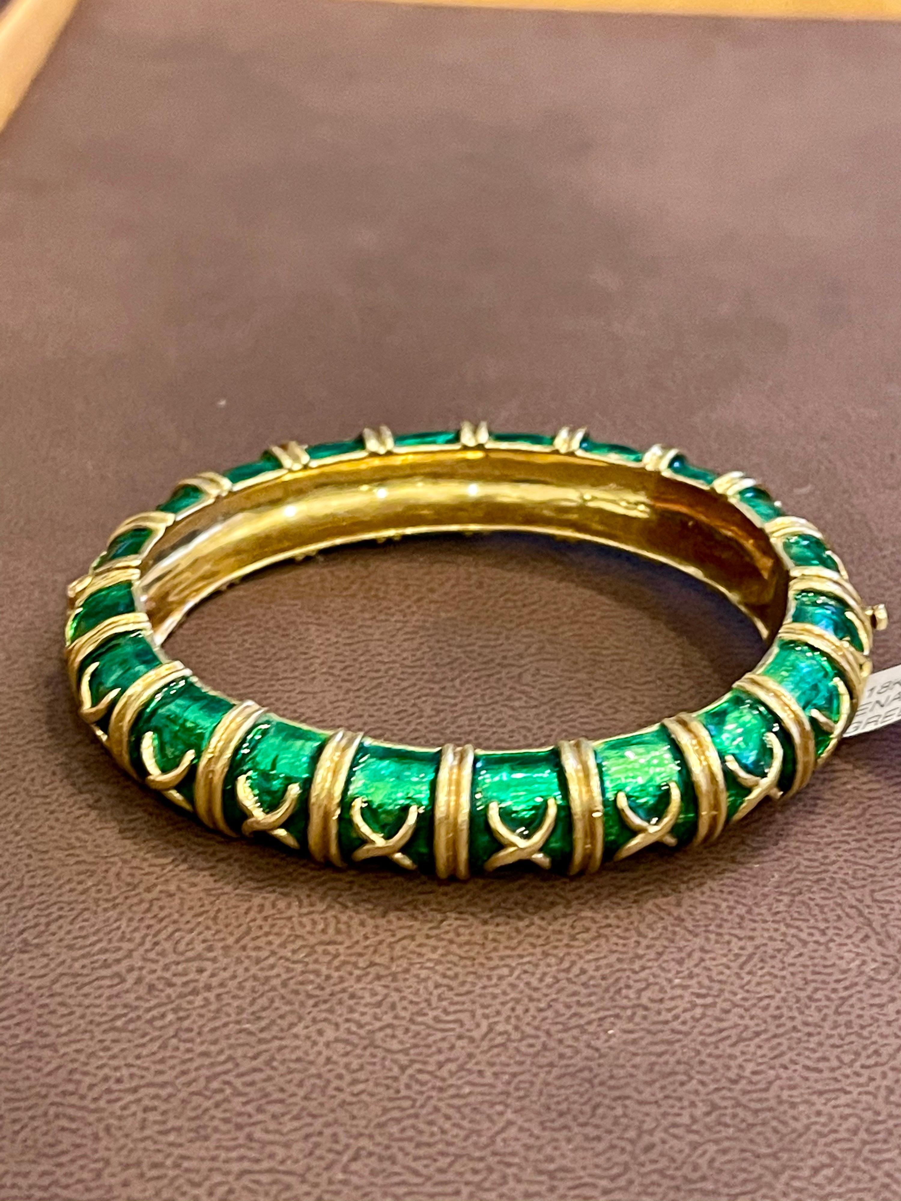 18 Karat Yellow Gold and Green Enamel Pair of Bangle / Bracelet, 129 Grams For Sale 4