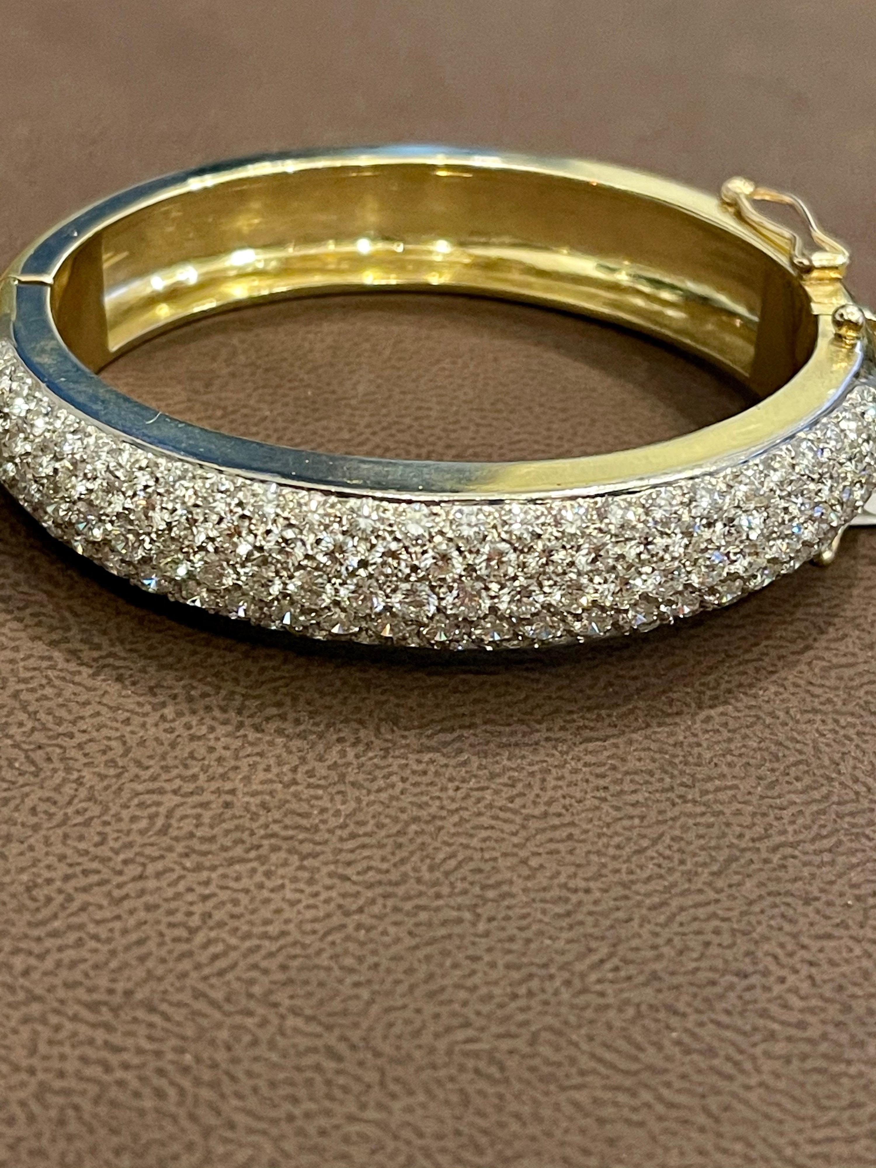 18 Carat Diamonds VS Quality E-F Color 18 Karat Gold 60 Grams Bangle /Bracelet In Excellent Condition In New York, NY