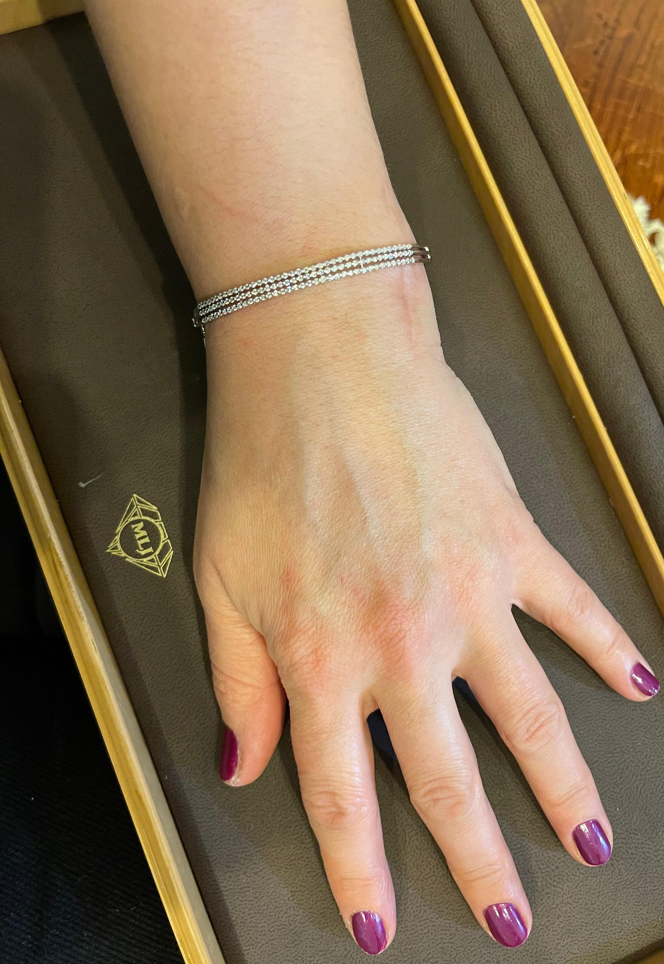 Bracelet jonc / bracelet à trois rangées de diamants 1,3 carat en or blanc 18 carats, 15 grammes en vente 7