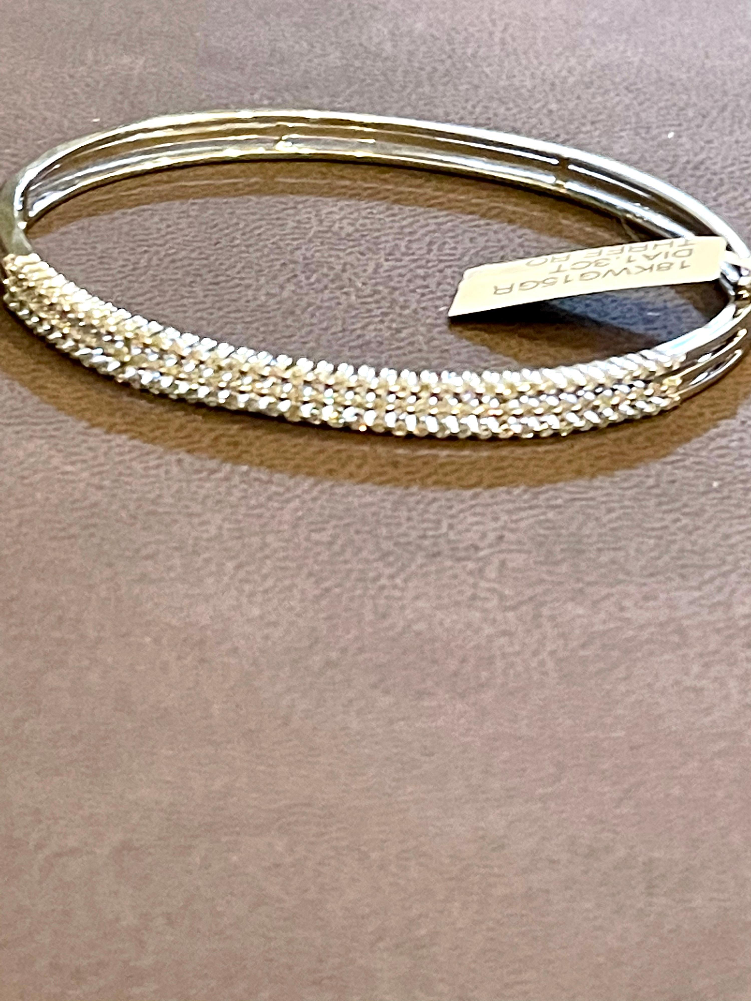 Bracelet jonc / bracelet à trois rangées de diamants 1,3 carat en or blanc 18 carats, 15 grammes en vente 9