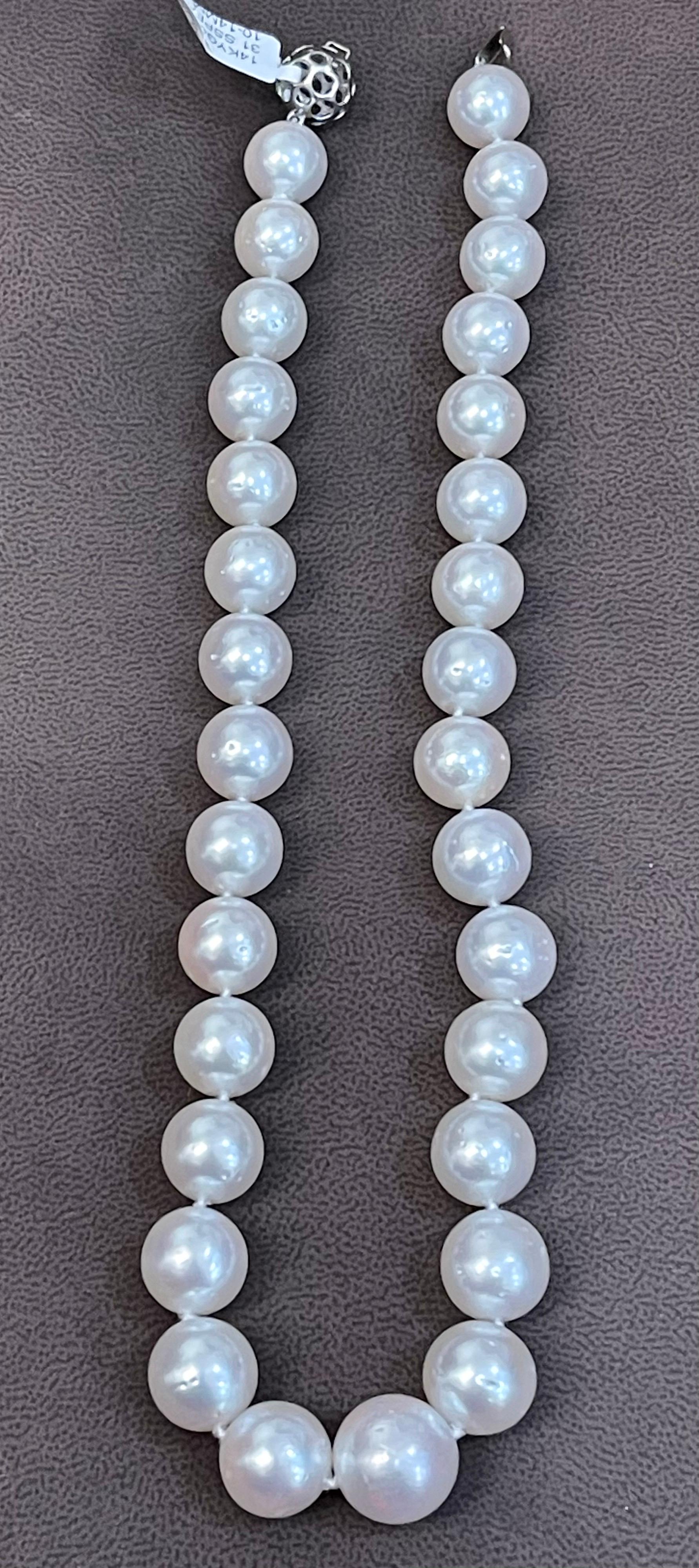 Collier long de perles blanches des mers du sud avec fermoir en or 14 carats en vente 4