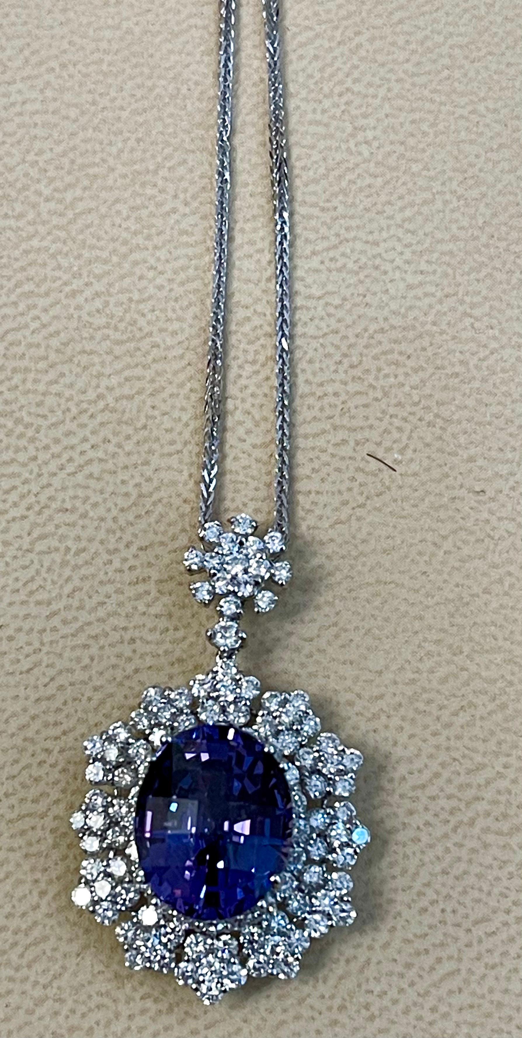 11 Carat Round Shape Spinel and 4.2 Carat Diamond Pendant Necklace 18 Karat Gold For Sale 3