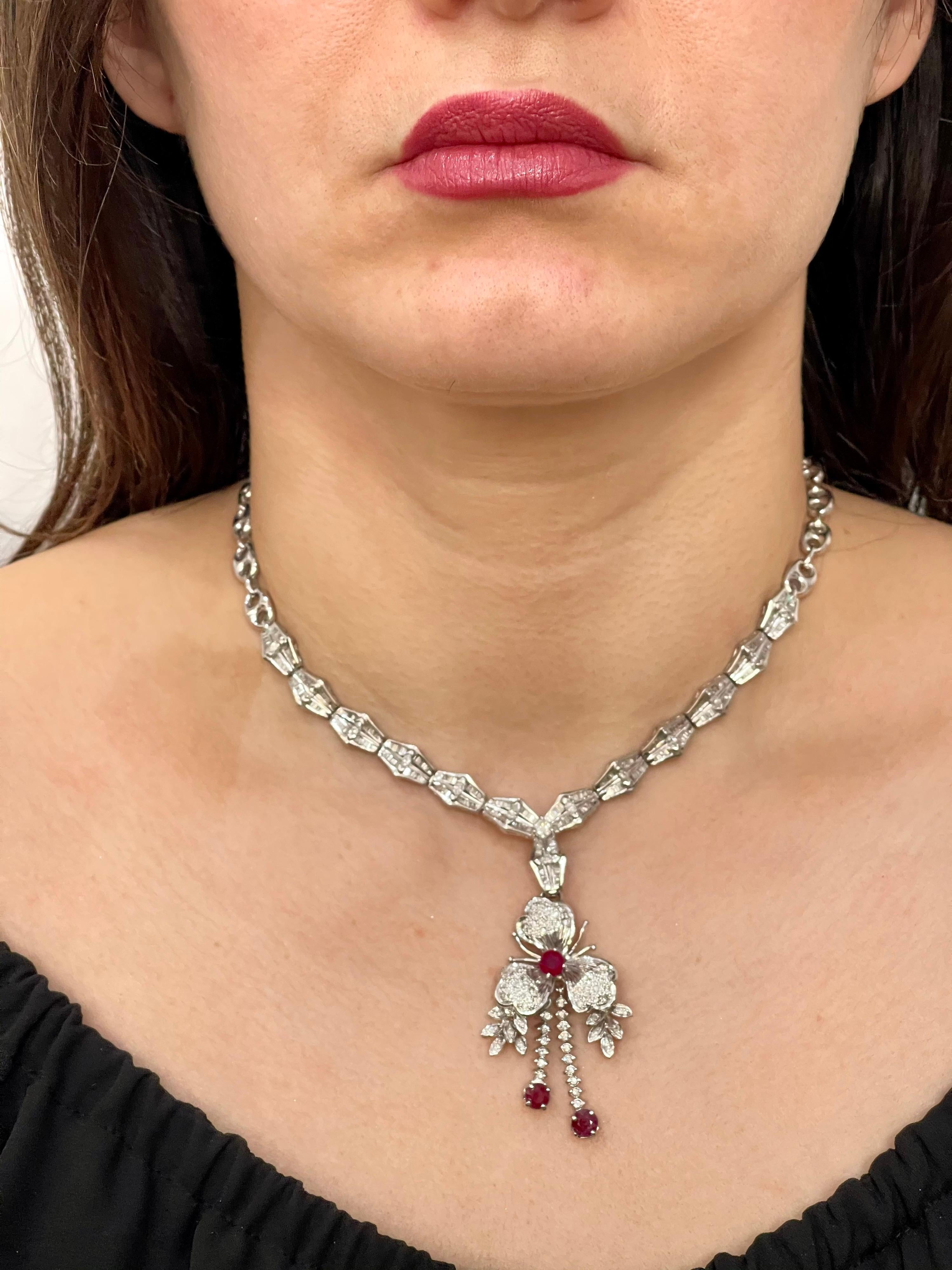 Collar Flor Gota Rubí y Diamante Oro Blanco 14 Kilates en venta 13