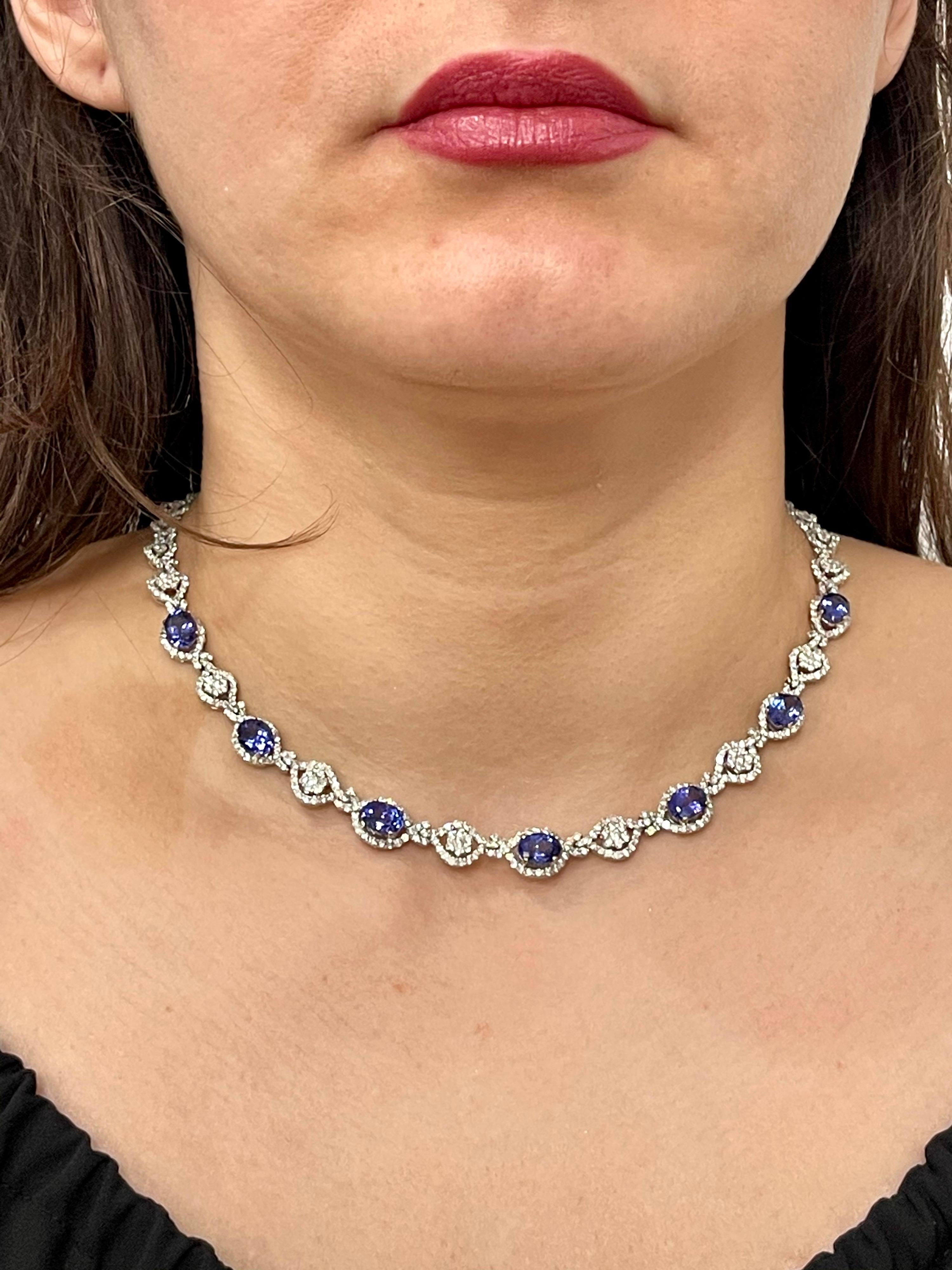 11 Carat Oval Tanzanite and 12 Carat Diamonds Necklace 18 Karat Gold Estate In Excellent Condition For Sale In New York, NY