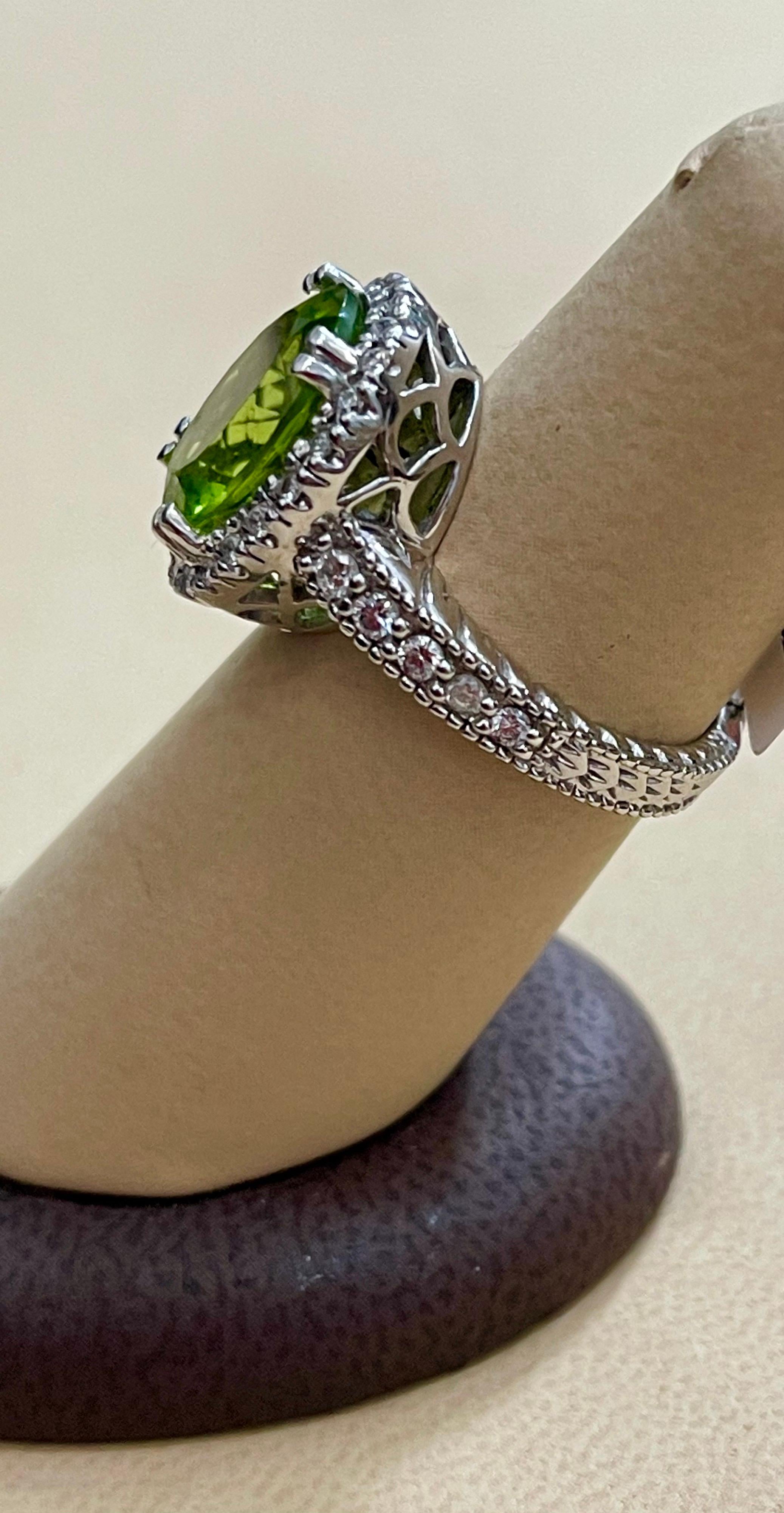 7 Carat Oval Peridot and 1.2 Carat Diamonds 14 Karat White Gold Cocktail Ring In Excellent Condition For Sale In New York, NY