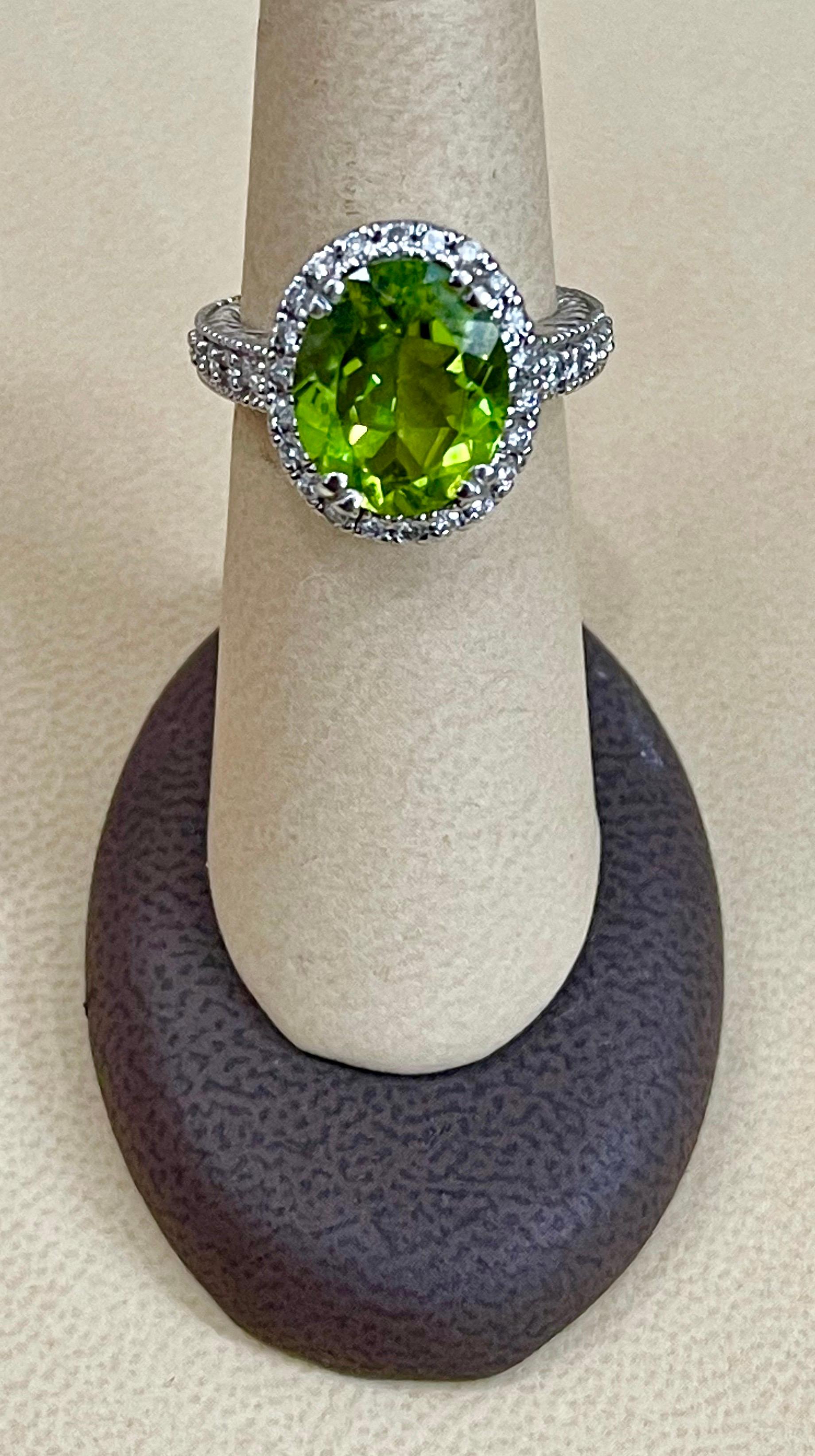7 Carat Oval Peridot and 1.2 Carat Diamonds 14 Karat White Gold Cocktail Ring For Sale 1