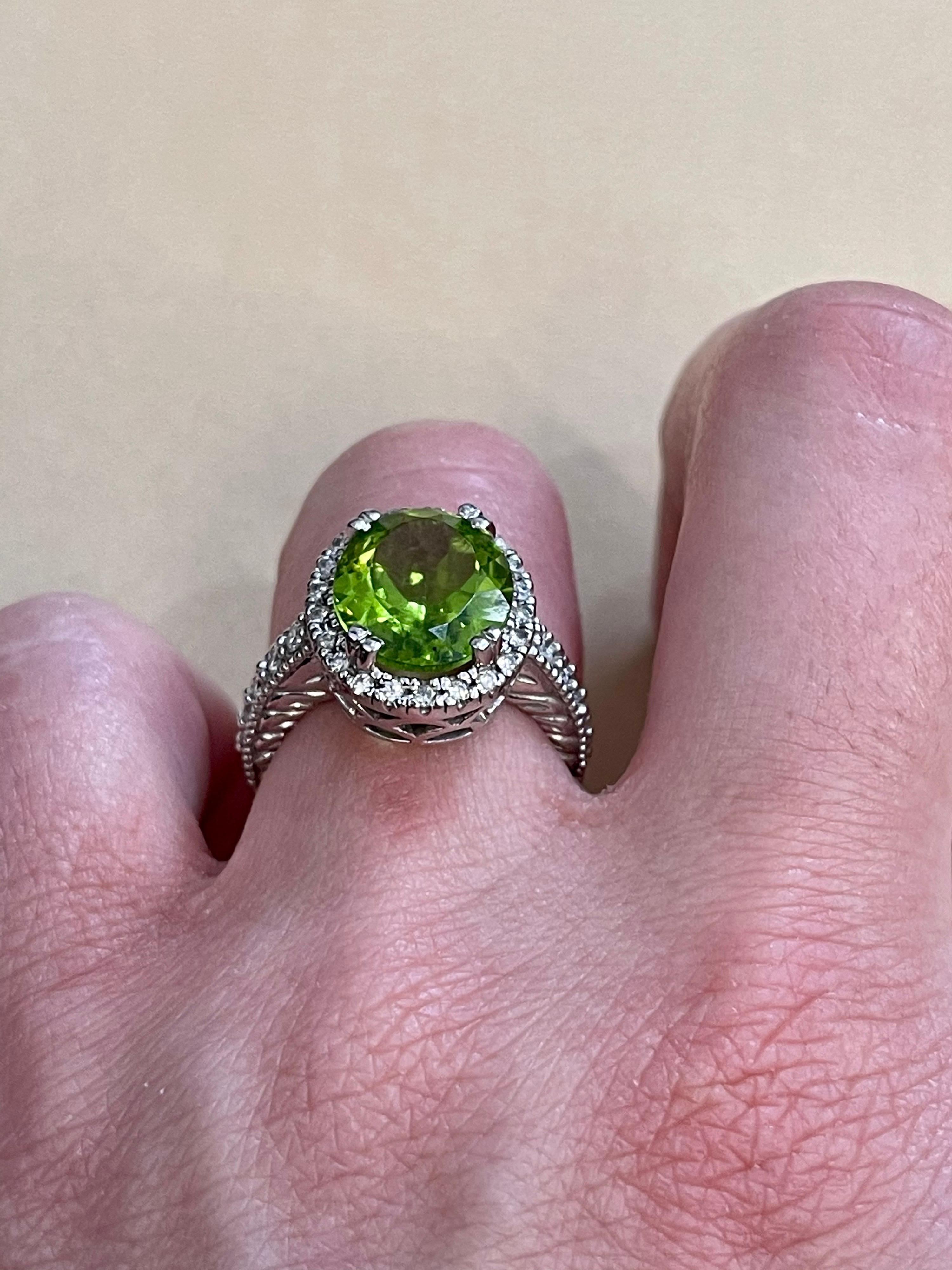 7 Carat Oval Peridot and 1.2 Carat Diamonds 14 Karat White Gold Cocktail Ring For Sale 2
