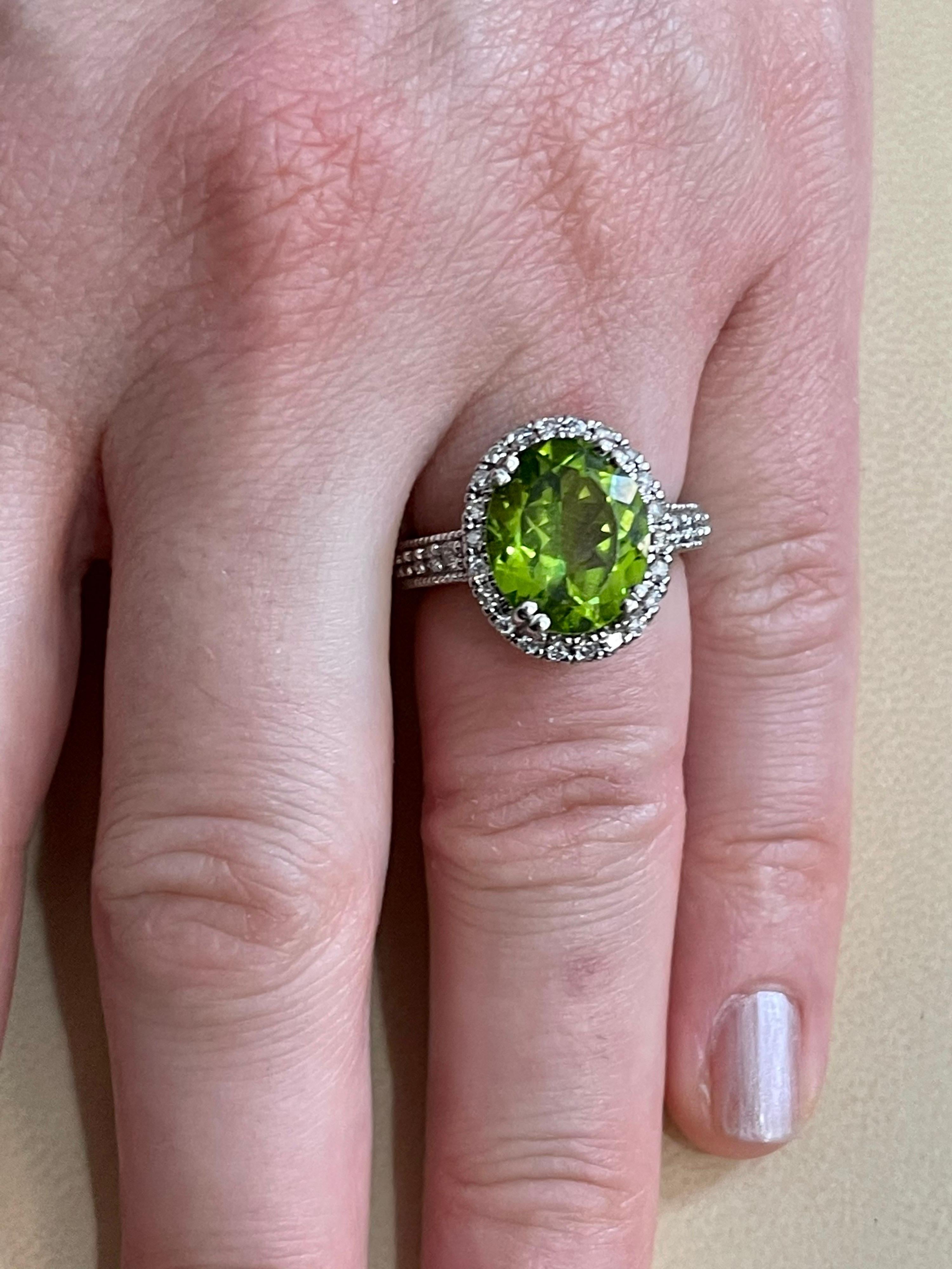 7 Carat Oval Peridot and 1.2 Carat Diamonds 14 Karat White Gold Cocktail Ring For Sale 3