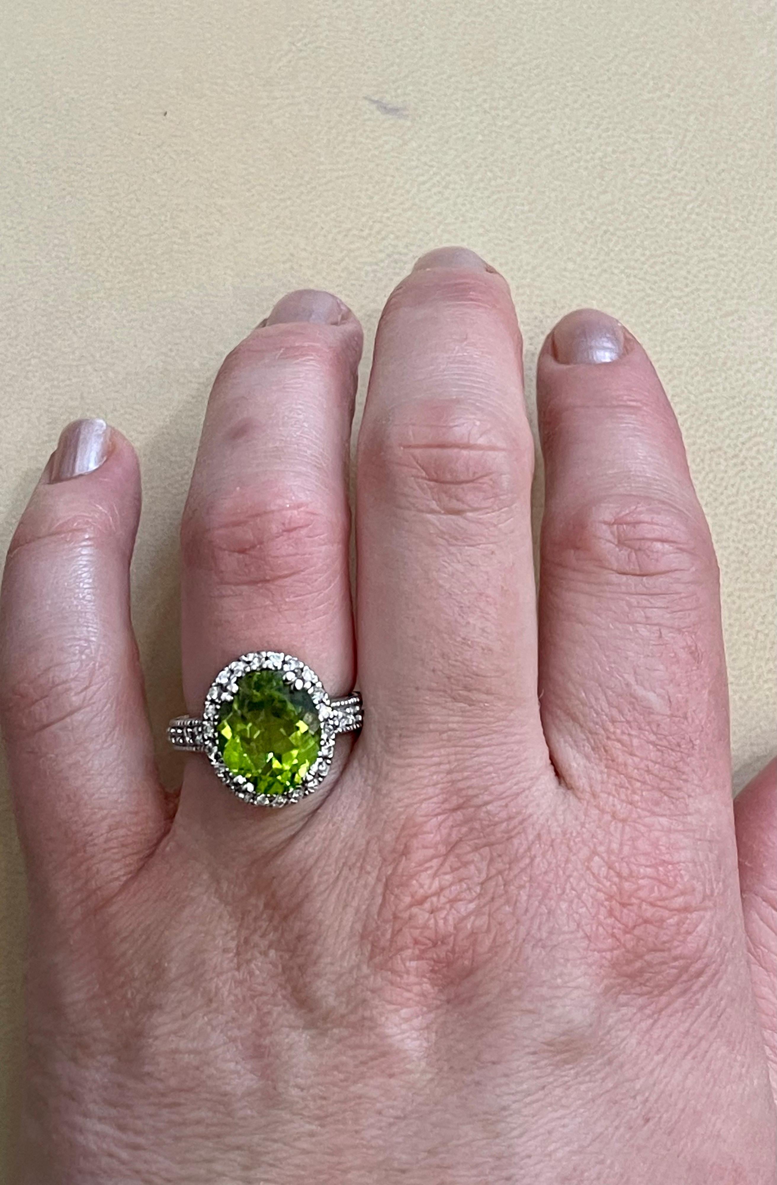 7 Carat Oval Peridot and 1.2 Carat Diamonds 14 Karat White Gold Cocktail Ring For Sale 4