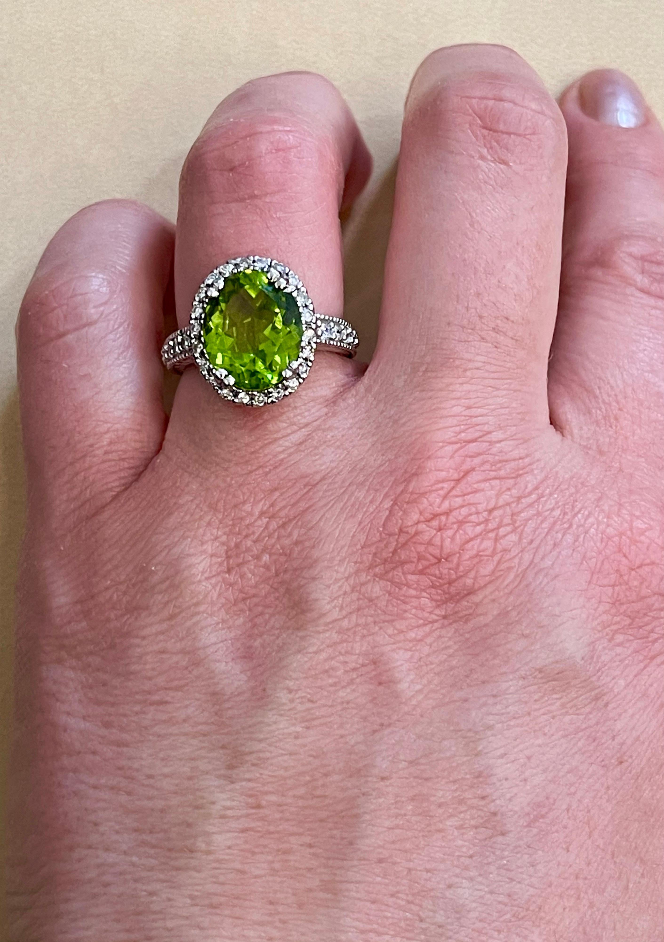 7 Carat Oval Peridot and 1.2 Carat Diamonds 14 Karat White Gold Cocktail Ring For Sale 5
