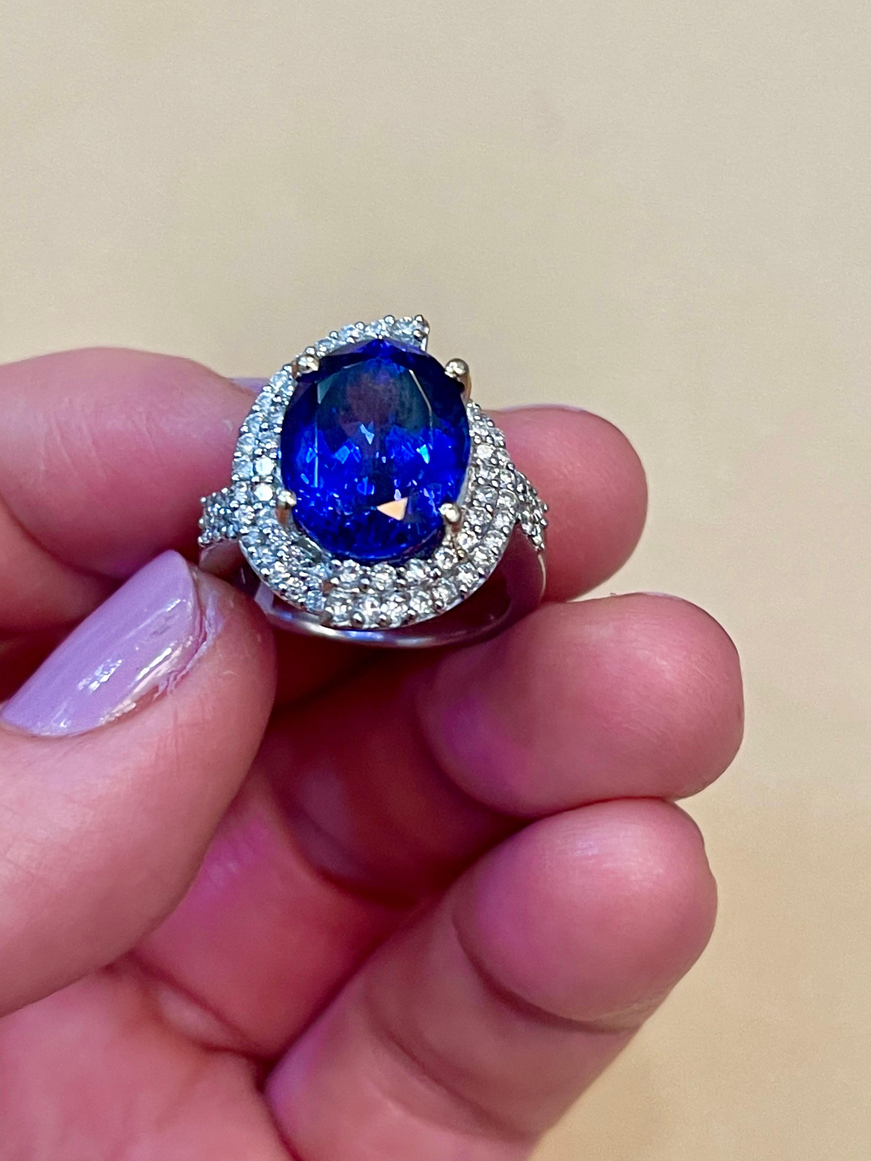 8.5 Carat Oval Tanzanite and 2 Carat Diamond Ring 18 Karat White Gold, Estate In Excellent Condition For Sale In New York, NY