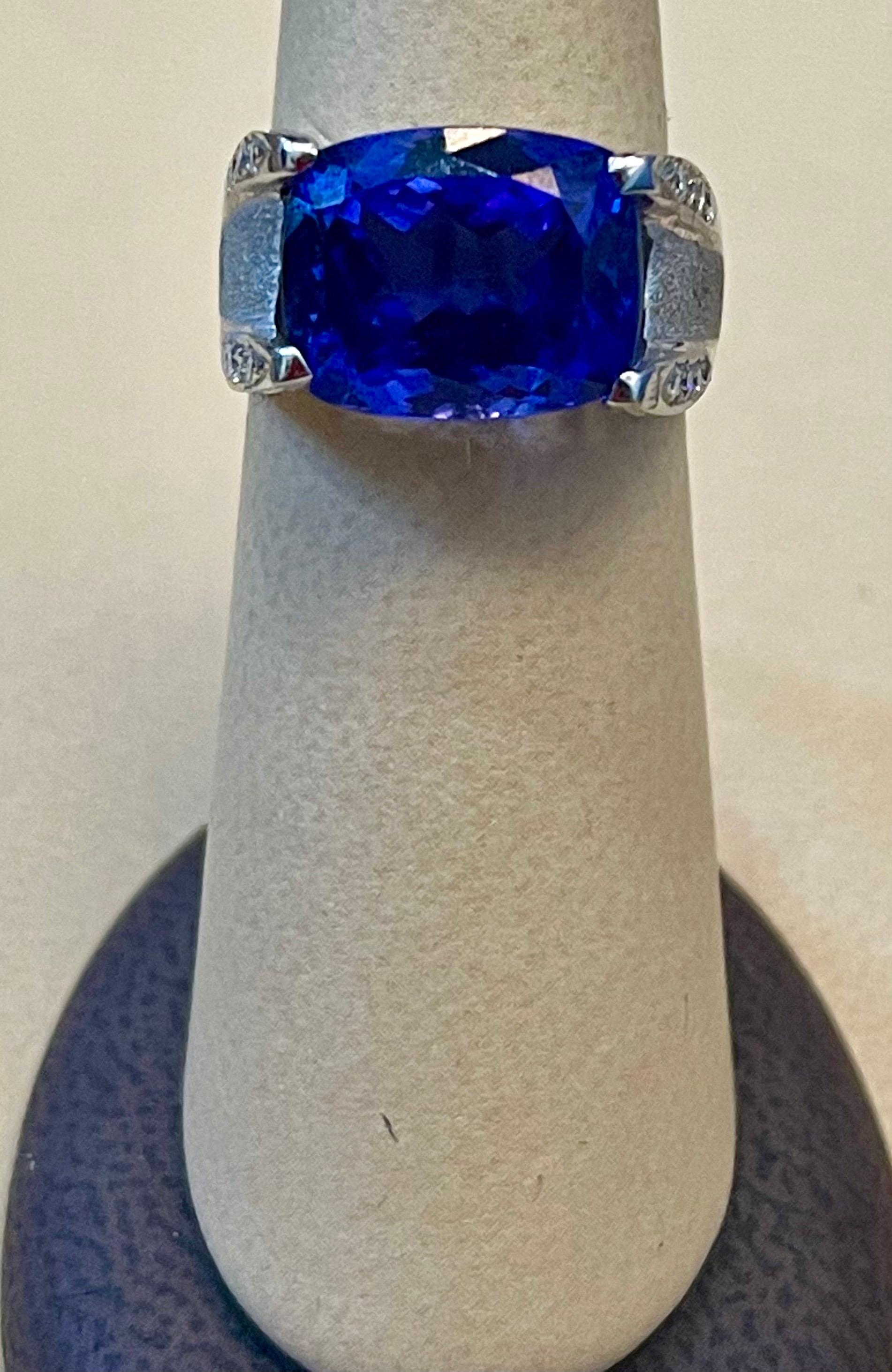 Women's or Men's 9 Carat Cushion-Cut Tanzanite Ring and Diamonds, 18 Karat White Gold, Estate