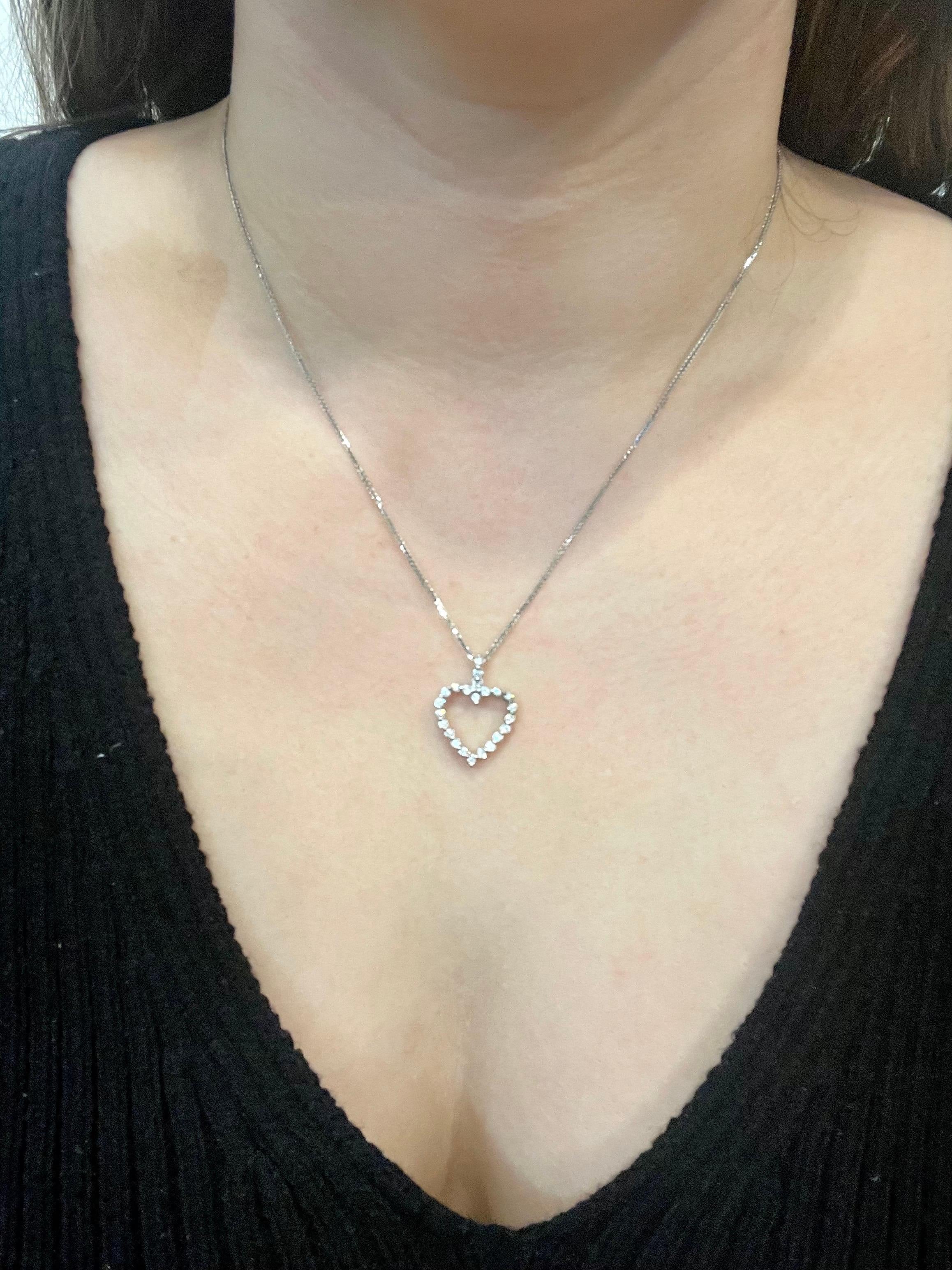 Pendentif/collier en forme de coeur en diamant de 1 carat en or blanc 14 carats avec chaîne en vente 9