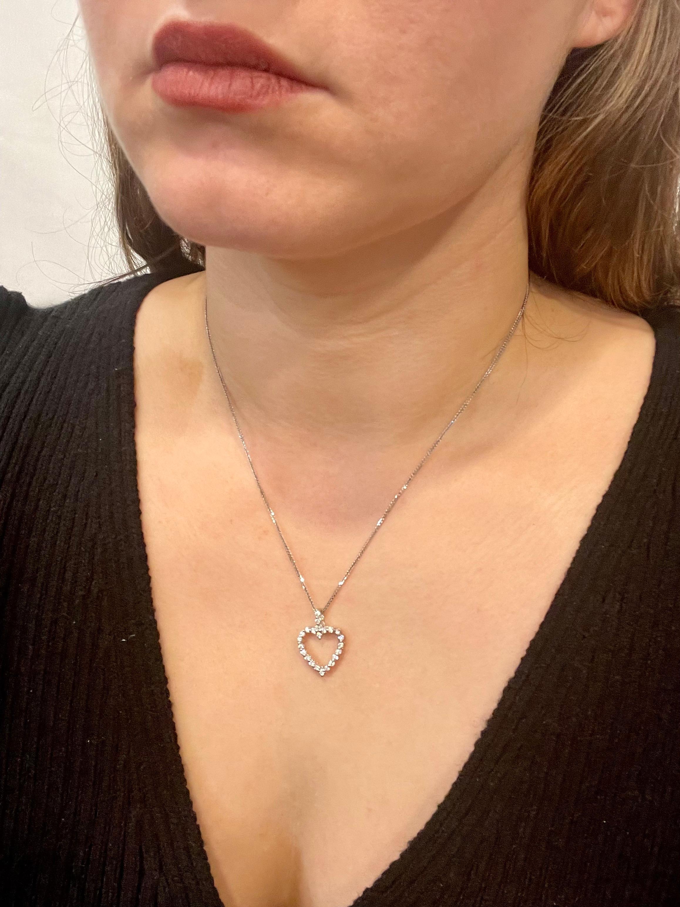 Pendentif/collier en forme de coeur en diamant de 1 carat en or blanc 14 carats avec chaîne en vente 10