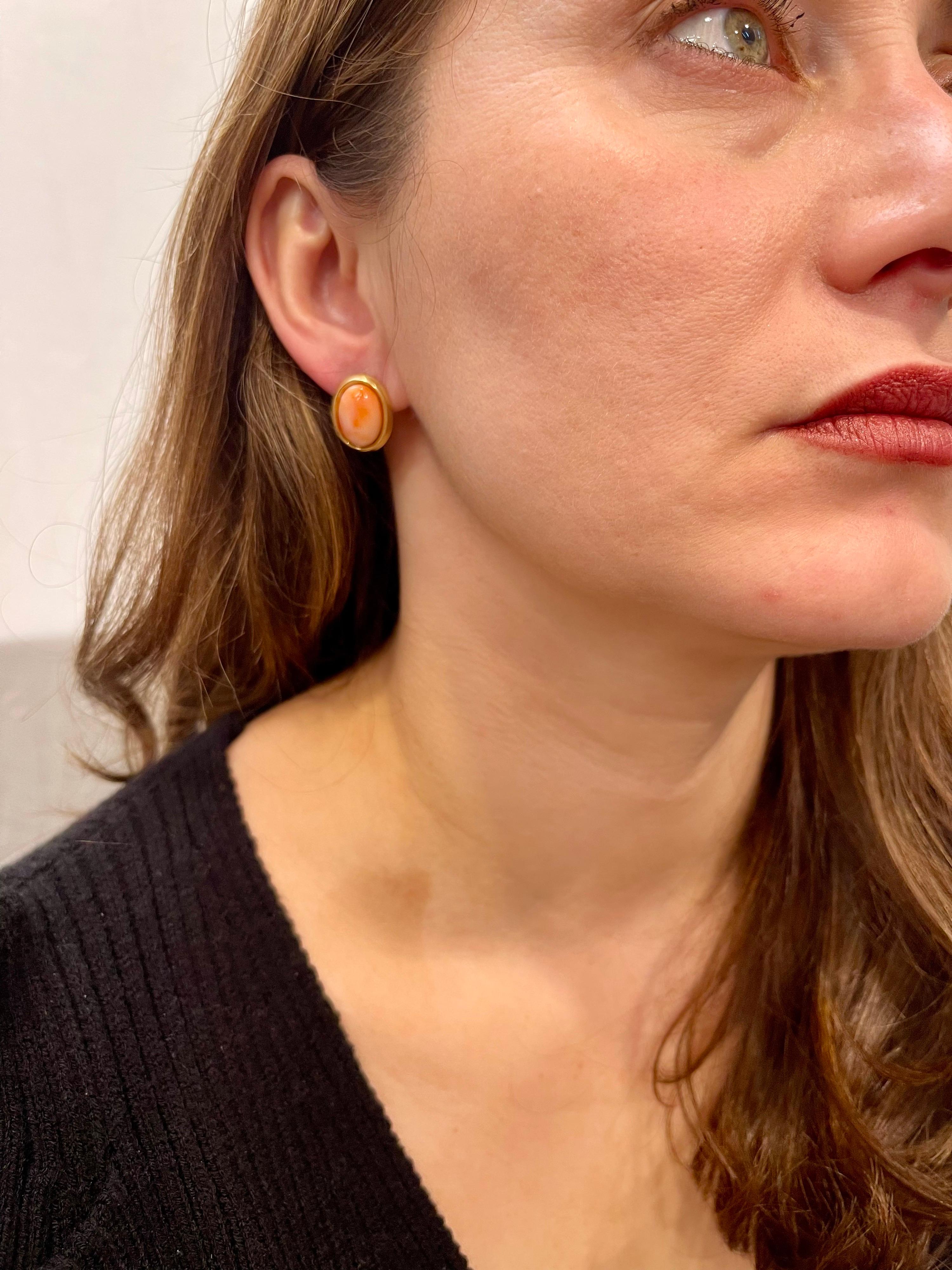 Clous d'oreilles simples en or jaune 14 carats et corail rose naturel en vente 10