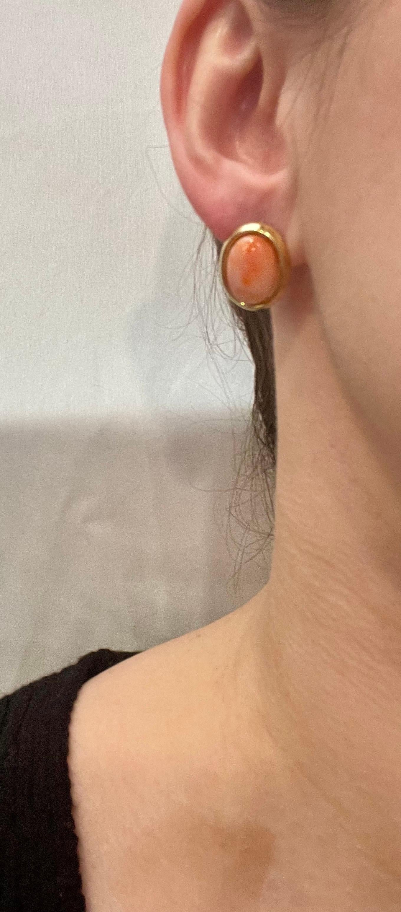 Clous d'oreilles simples en or jaune 14 carats et corail rose naturel en vente 11