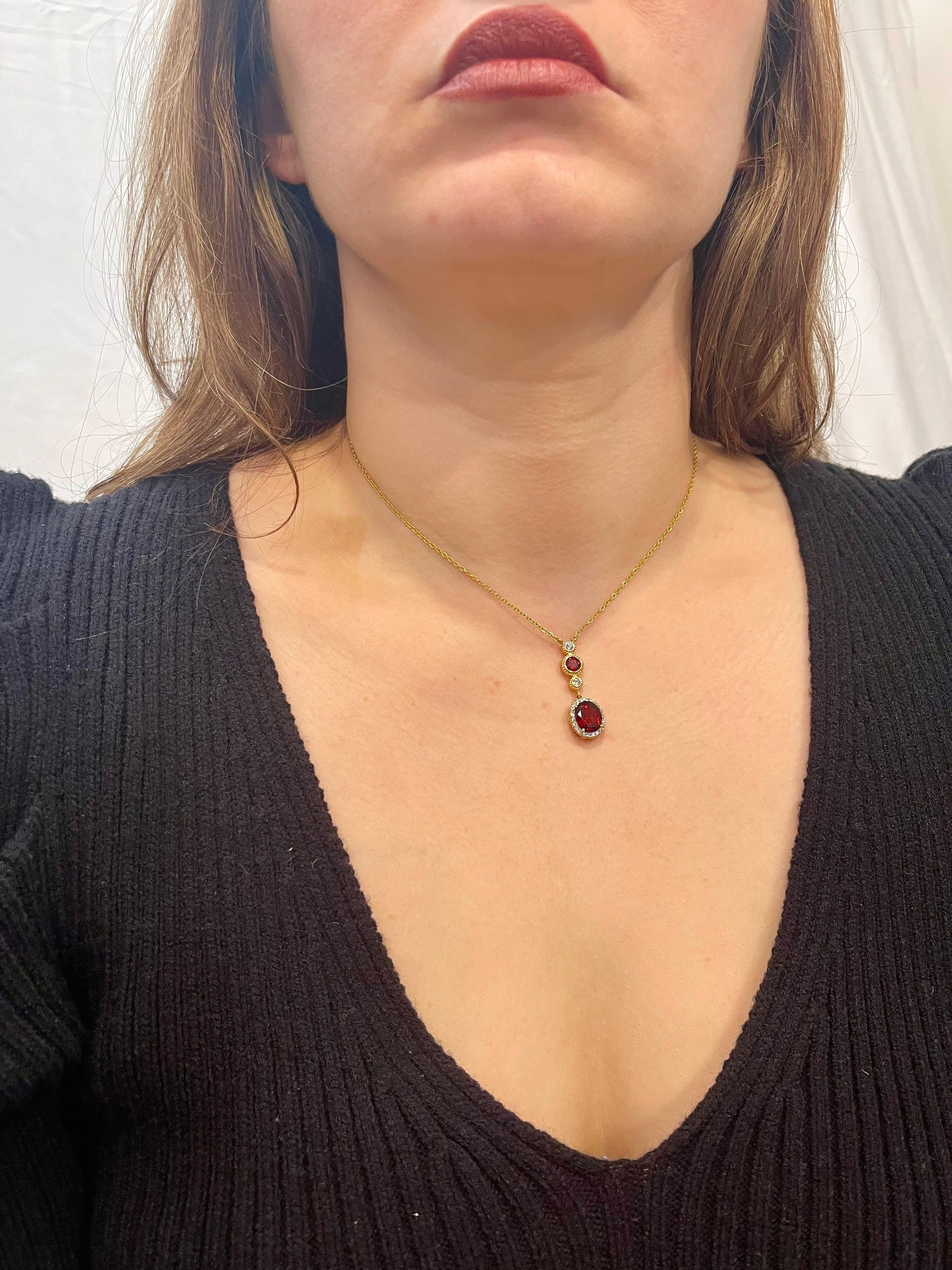6 Carat Oval Shape Garnet and 0.6 Carat Diamond Necklace in 14 Karat Yellow Gold For Sale 8