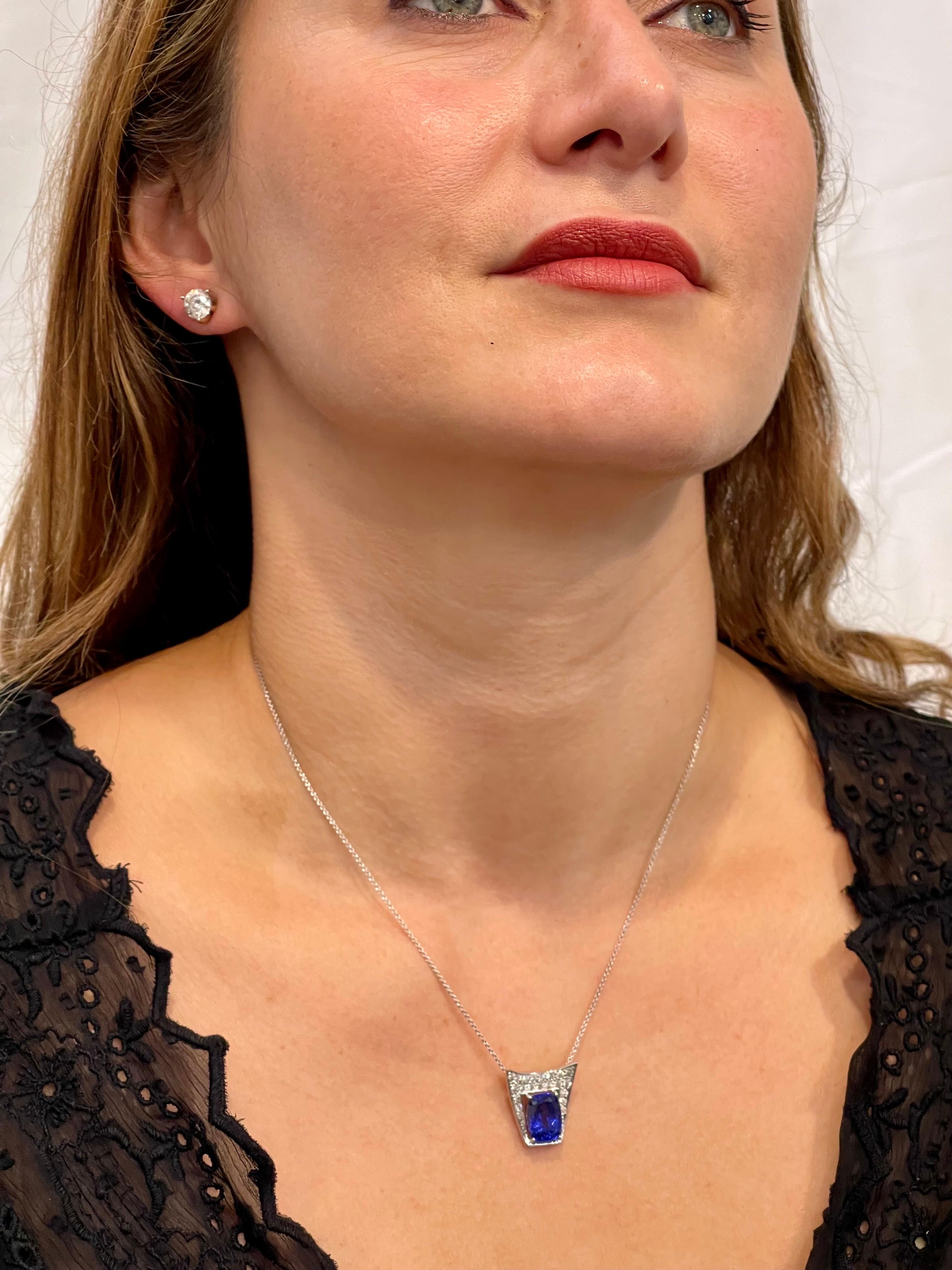 3 Carat Tanzanite and 2 Carat Diamond Heart Pendant/ Necklace 18 Karat Gold For Sale 2