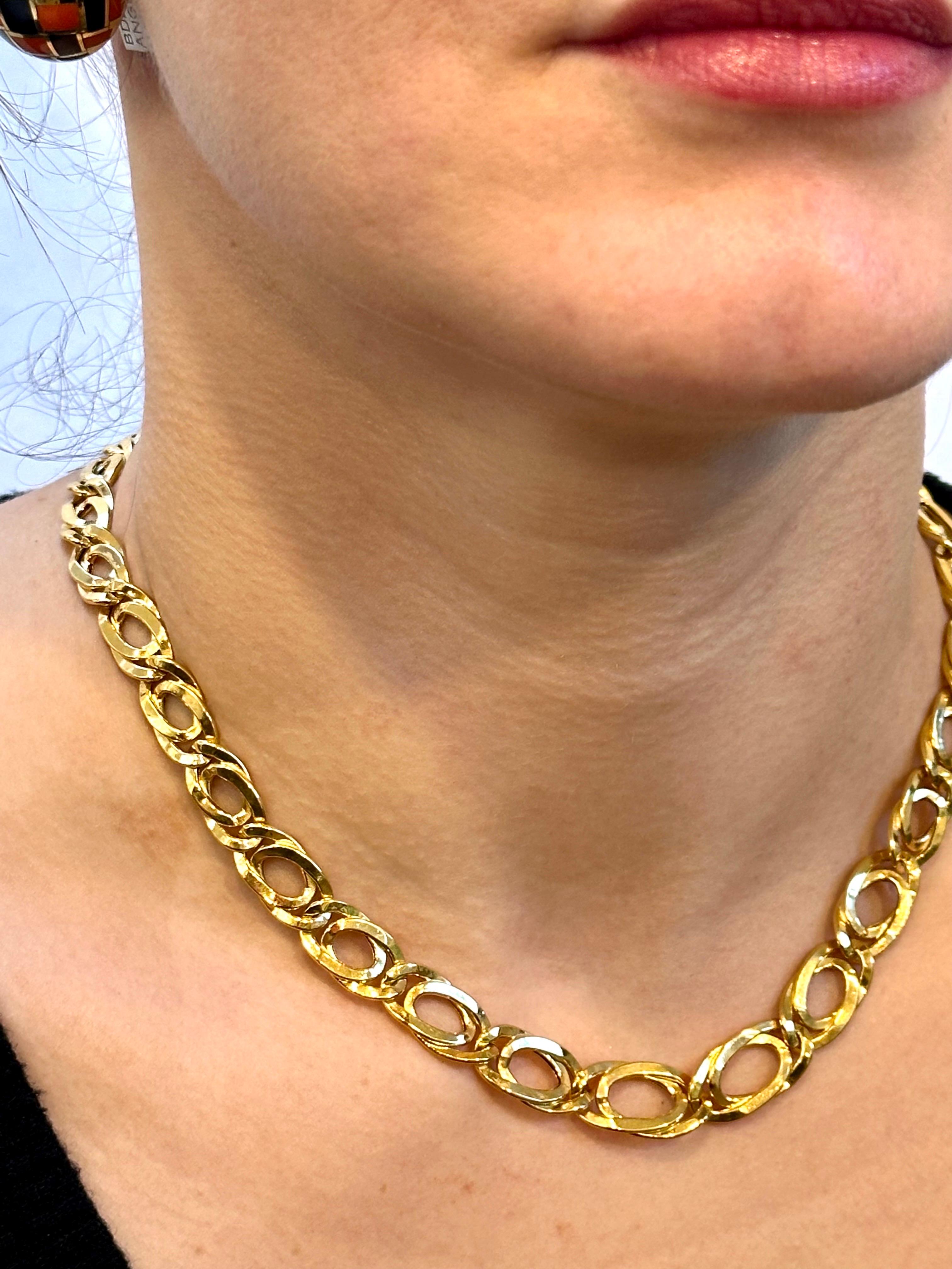 Vintage 18 Karat Yellow Gold Hammered Double Oval Graduating Link Necklace For Sale 4