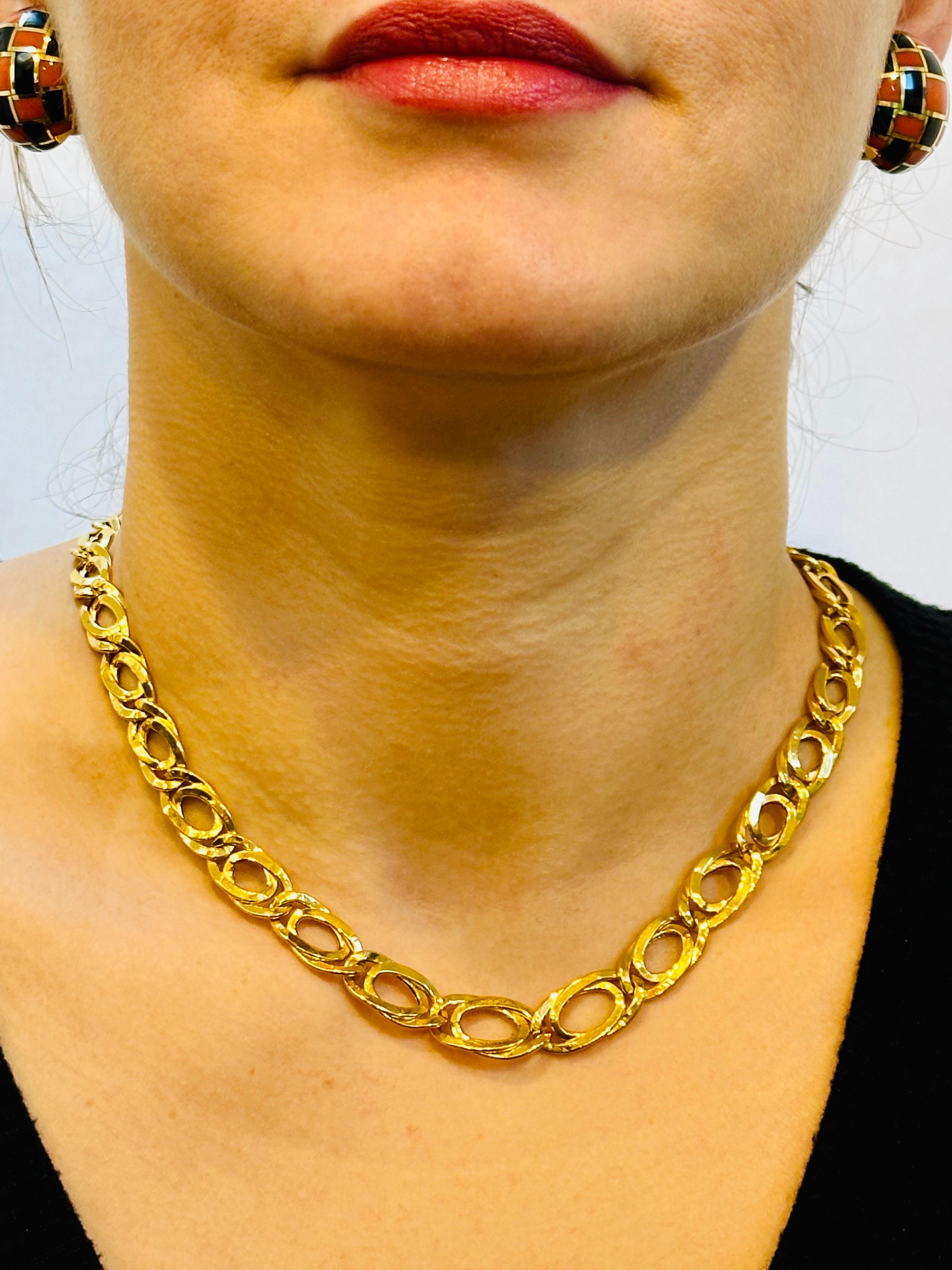 Vintage 18 Karat Yellow Gold Hammered Double Oval Graduating Link Necklace For Sale 6
