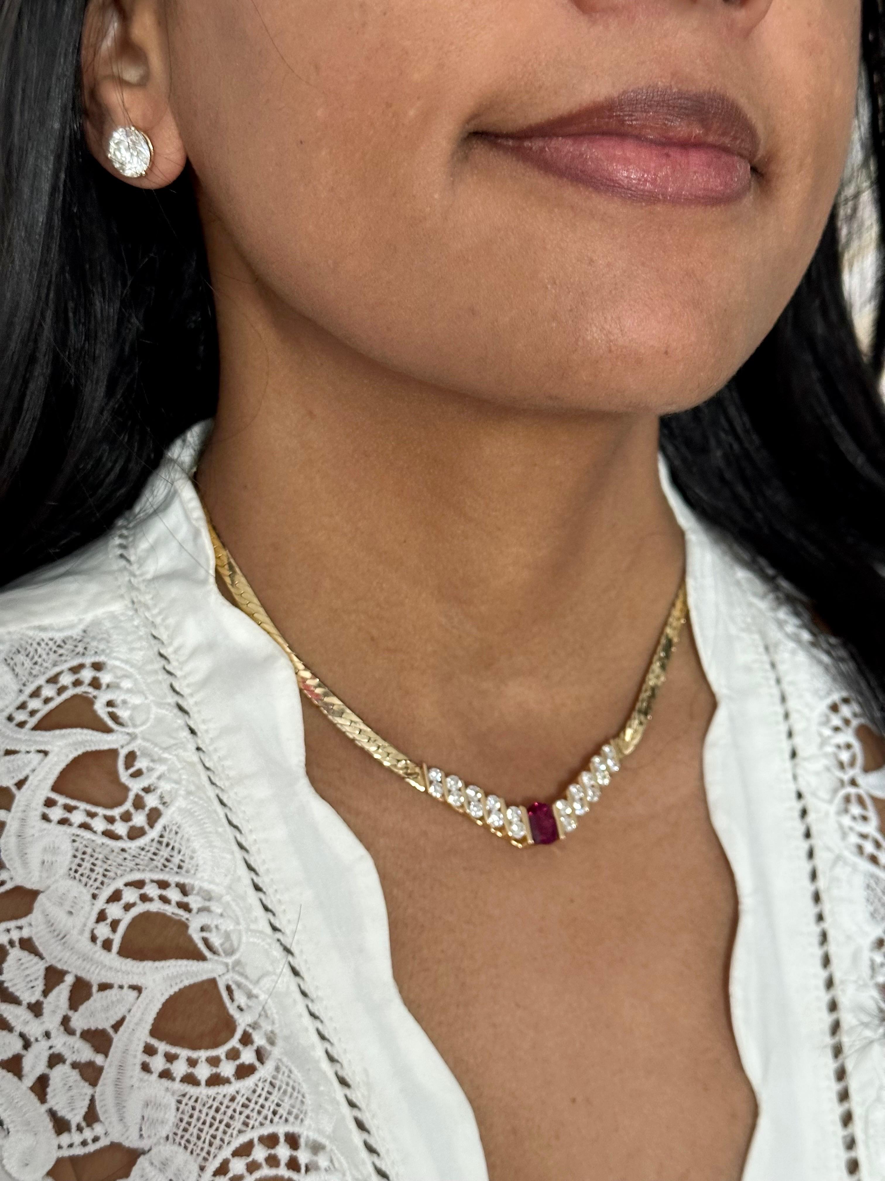 GIA-zertifiziert 3 Karat natürlicher ovaler  Halskette mit Rubin- und Diamant-Anhänger aus 14 Karat Gelbgold im Angebot 9