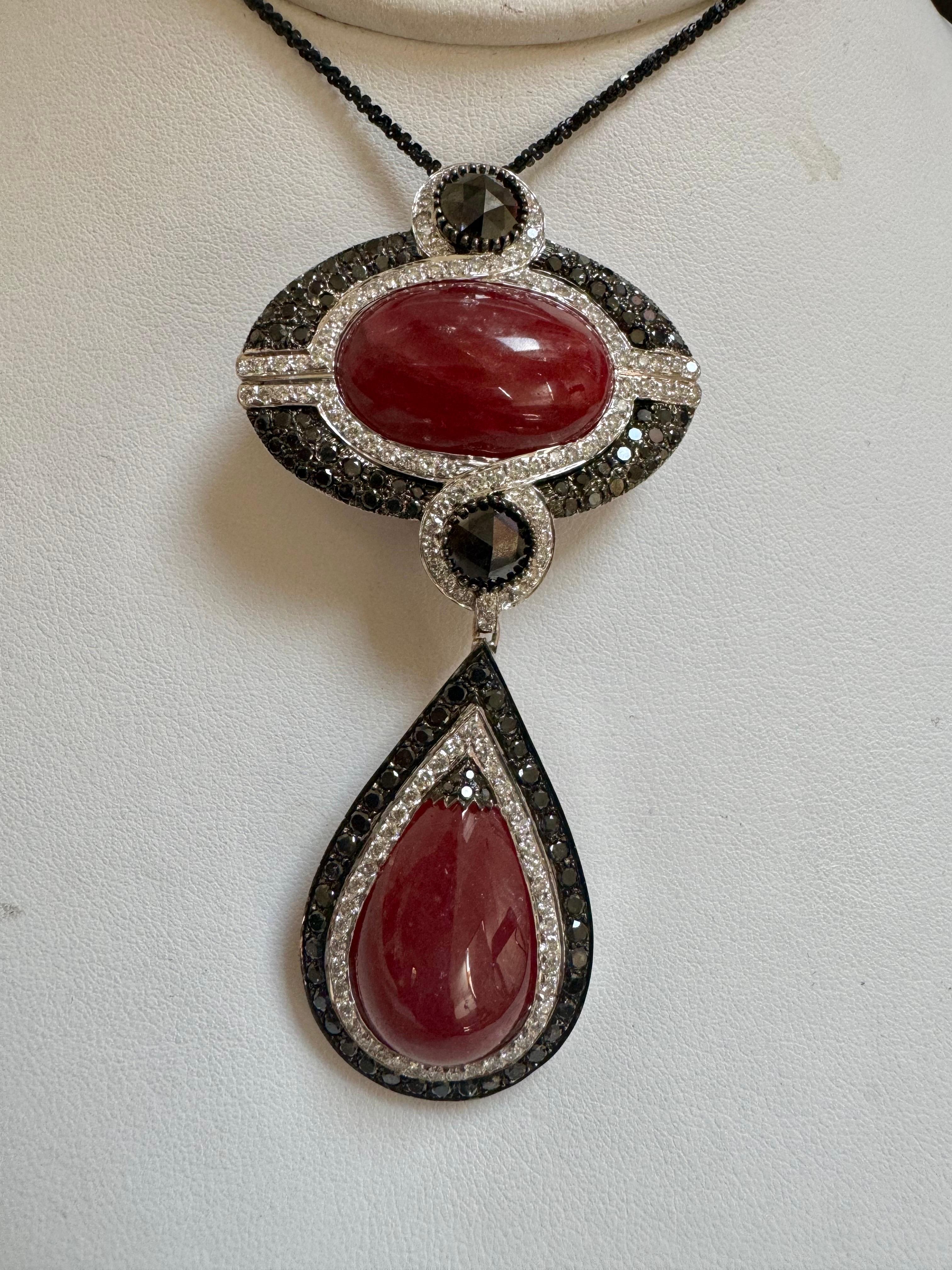 Grand pendentif vintage en rubis naturel 40 carats, non chauffé et diamants noirs et blancs 18 carats Pour femmes en vente