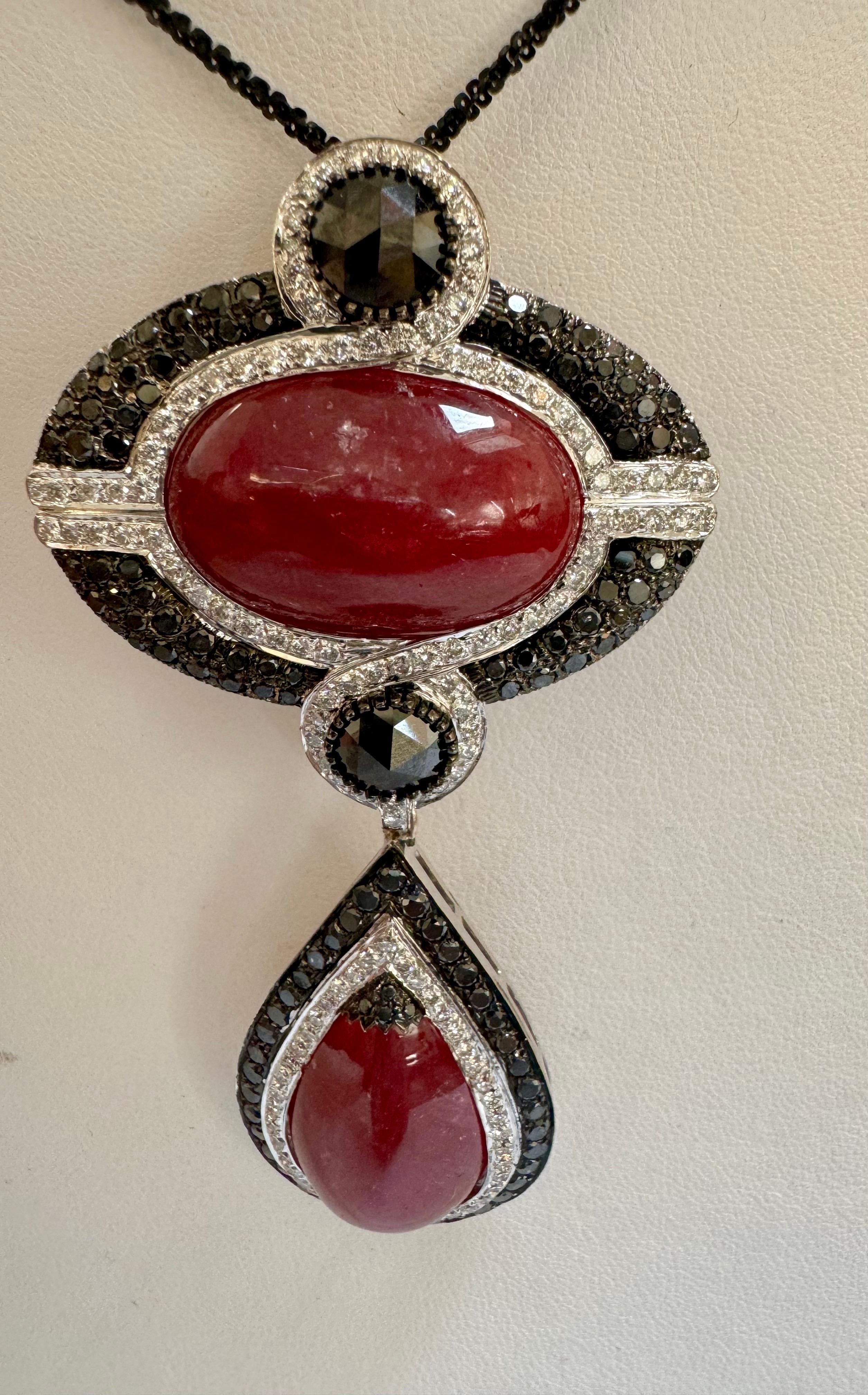 Grand pendentif vintage en rubis naturel 40 carats, non chauffé et diamants noirs et blancs 18 carats en vente