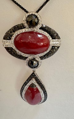 Grand pendentif vintage en rubis naturel 40 carats, non chauffé et diamants noirs et blancs 18 carats