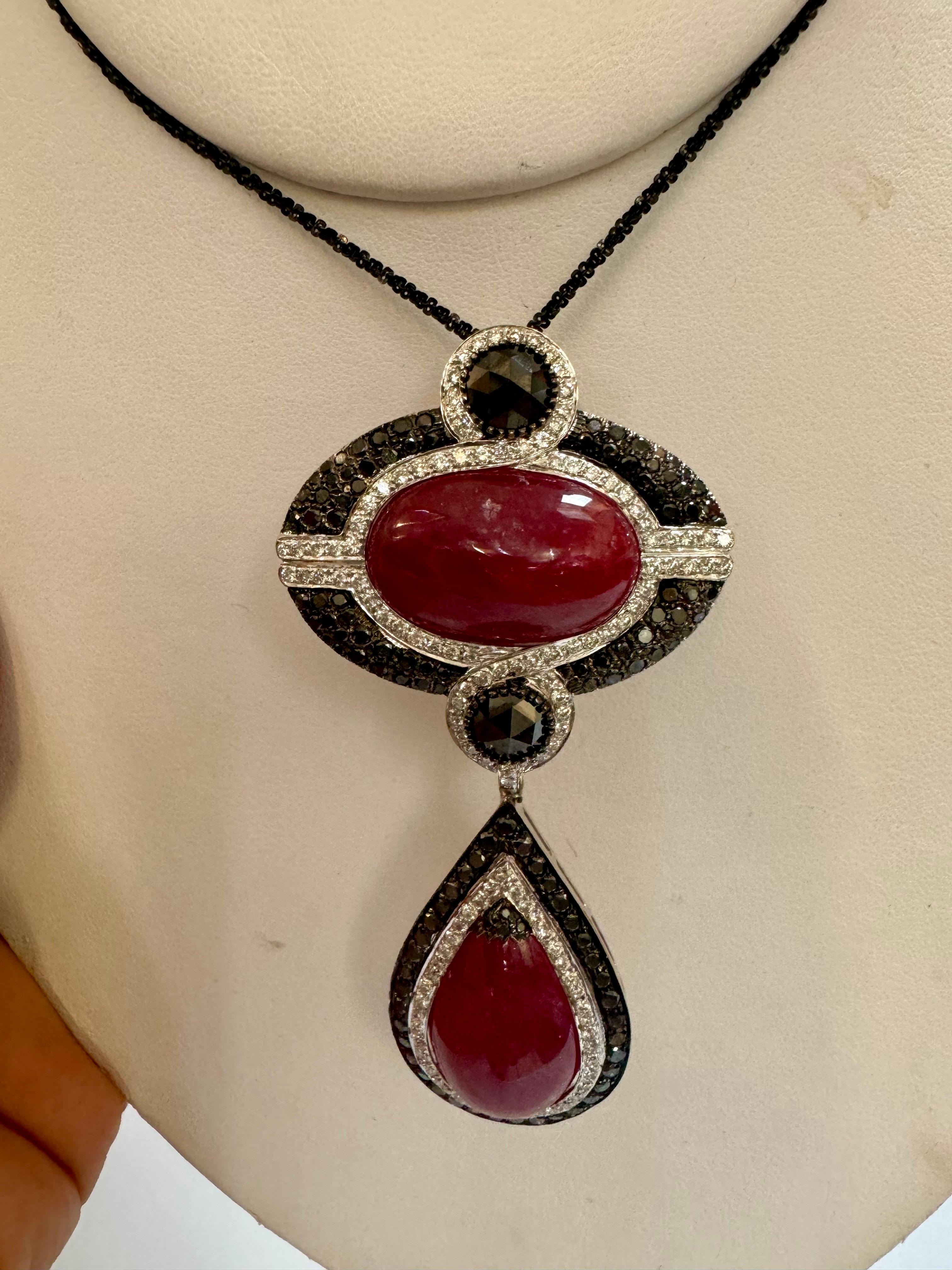 Grand pendentif vintage en rubis naturel 40 carats, non chauffé et diamants noirs et blancs 18 carats en vente 13