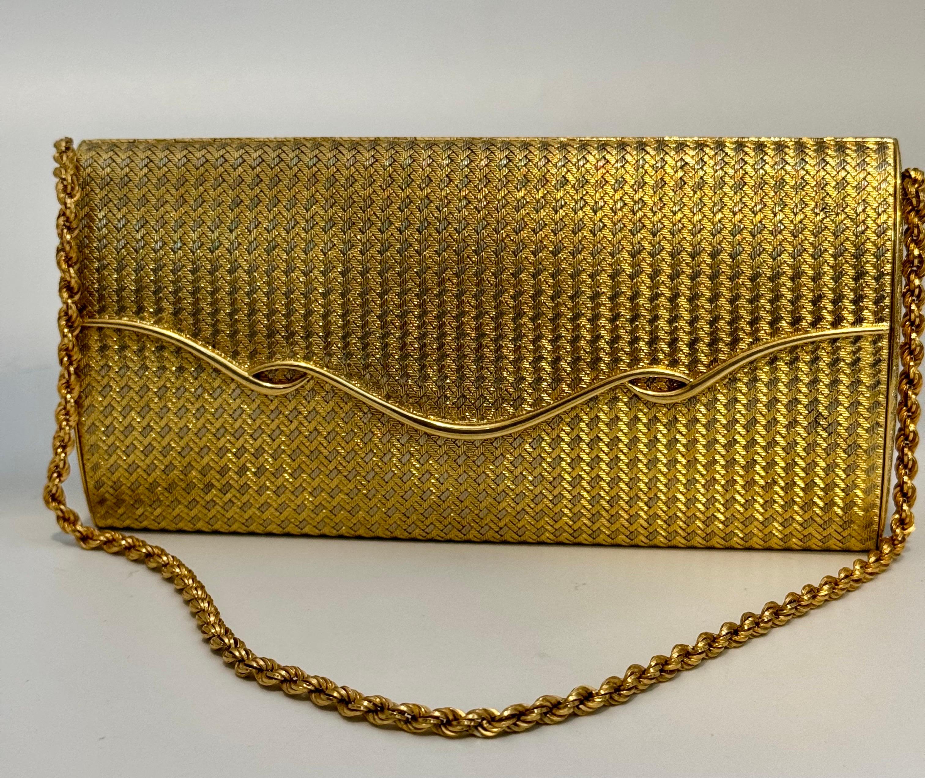 Bolso de mano de malla tejida de oro amarillo de 18 quilates de la década de 1960 de Massoni Rome  Espejo interior Raro en venta 4