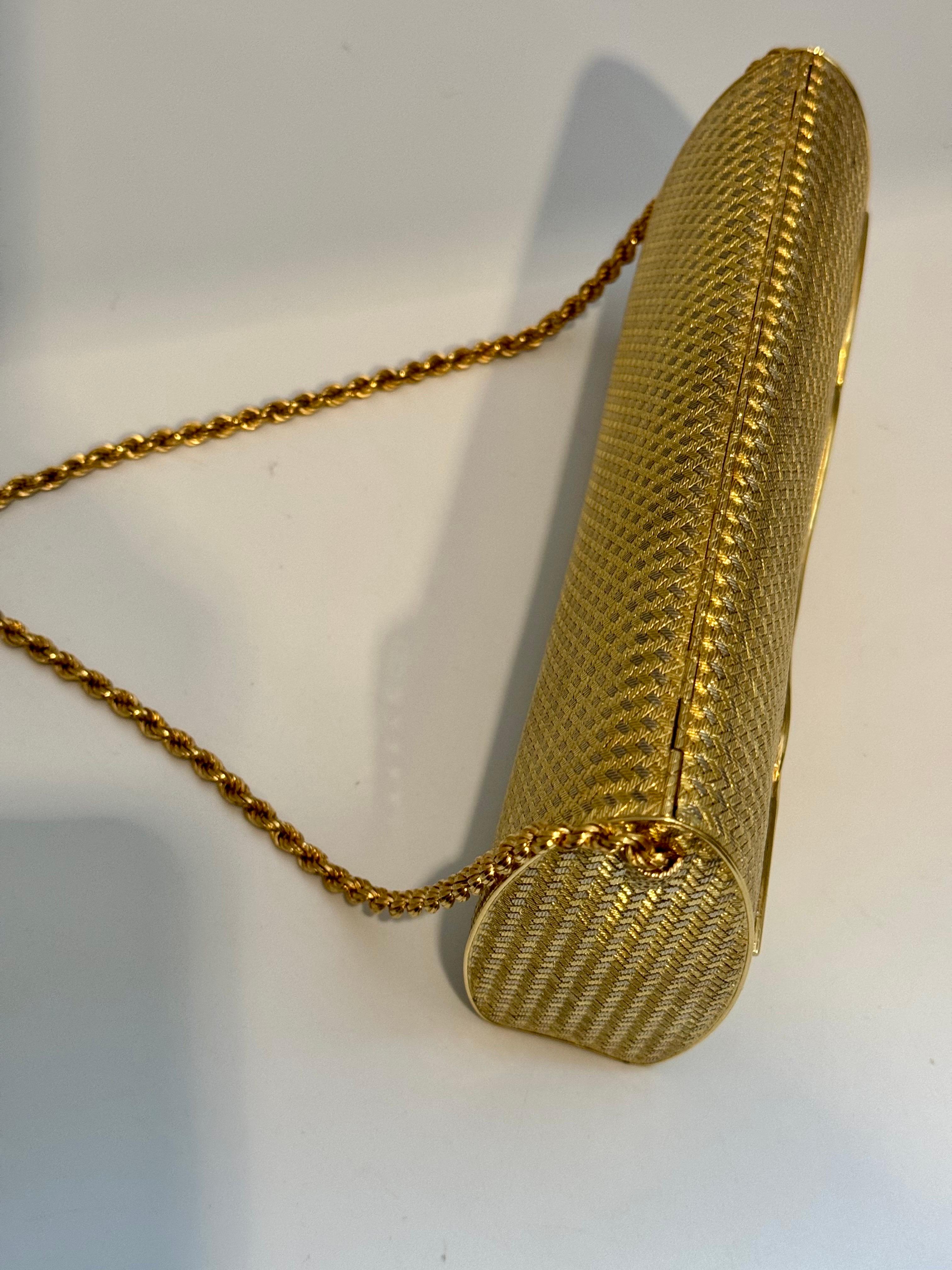 Bolso de mano de malla tejida de oro amarillo de 18 quilates de la década de 1960 de Massoni Rome  Espejo interior Raro en venta 6