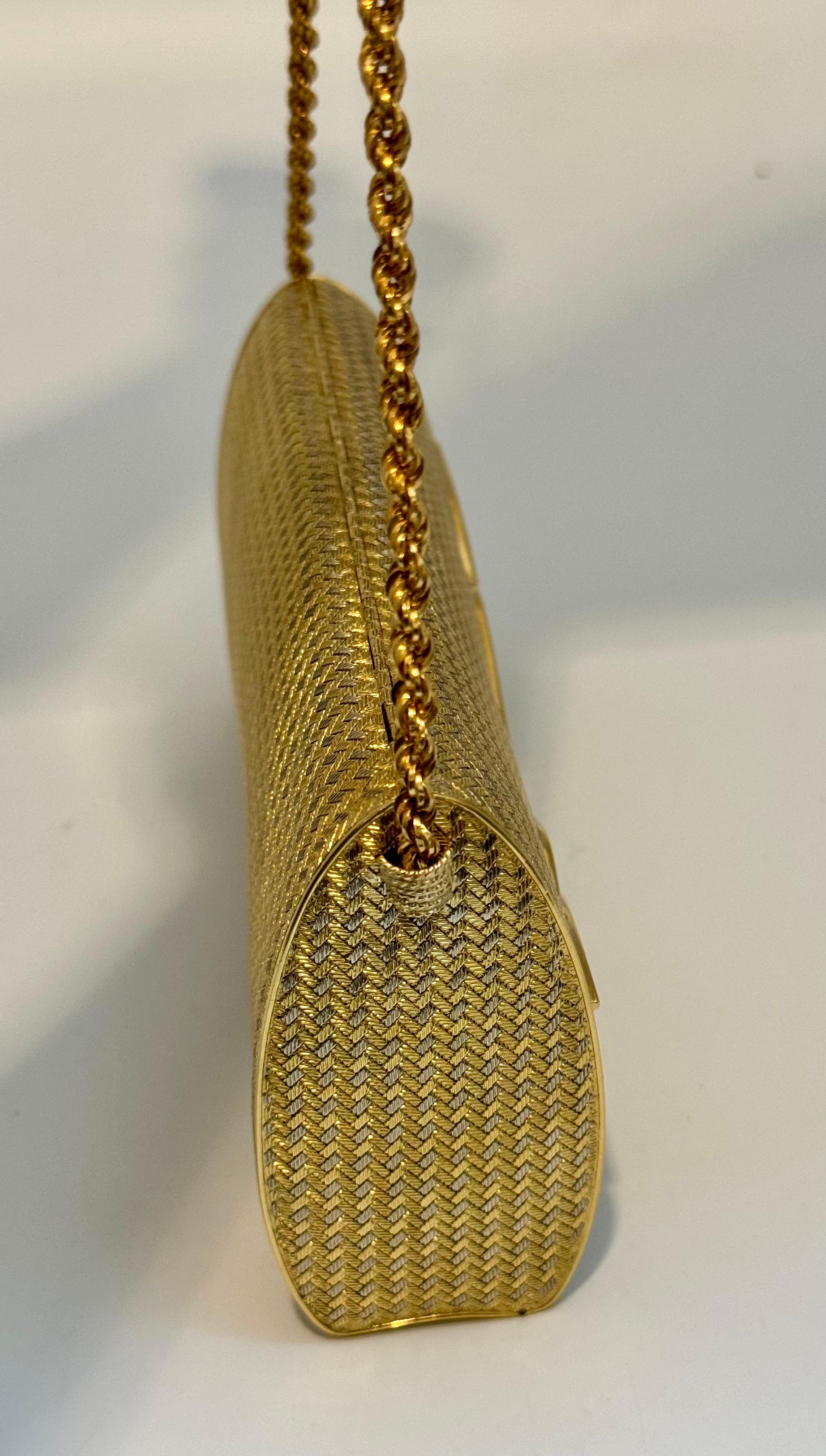 Bolso de mano de malla tejida de oro amarillo de 18 quilates de la década de 1960 de Massoni Rome  Espejo interior Raro en venta 7