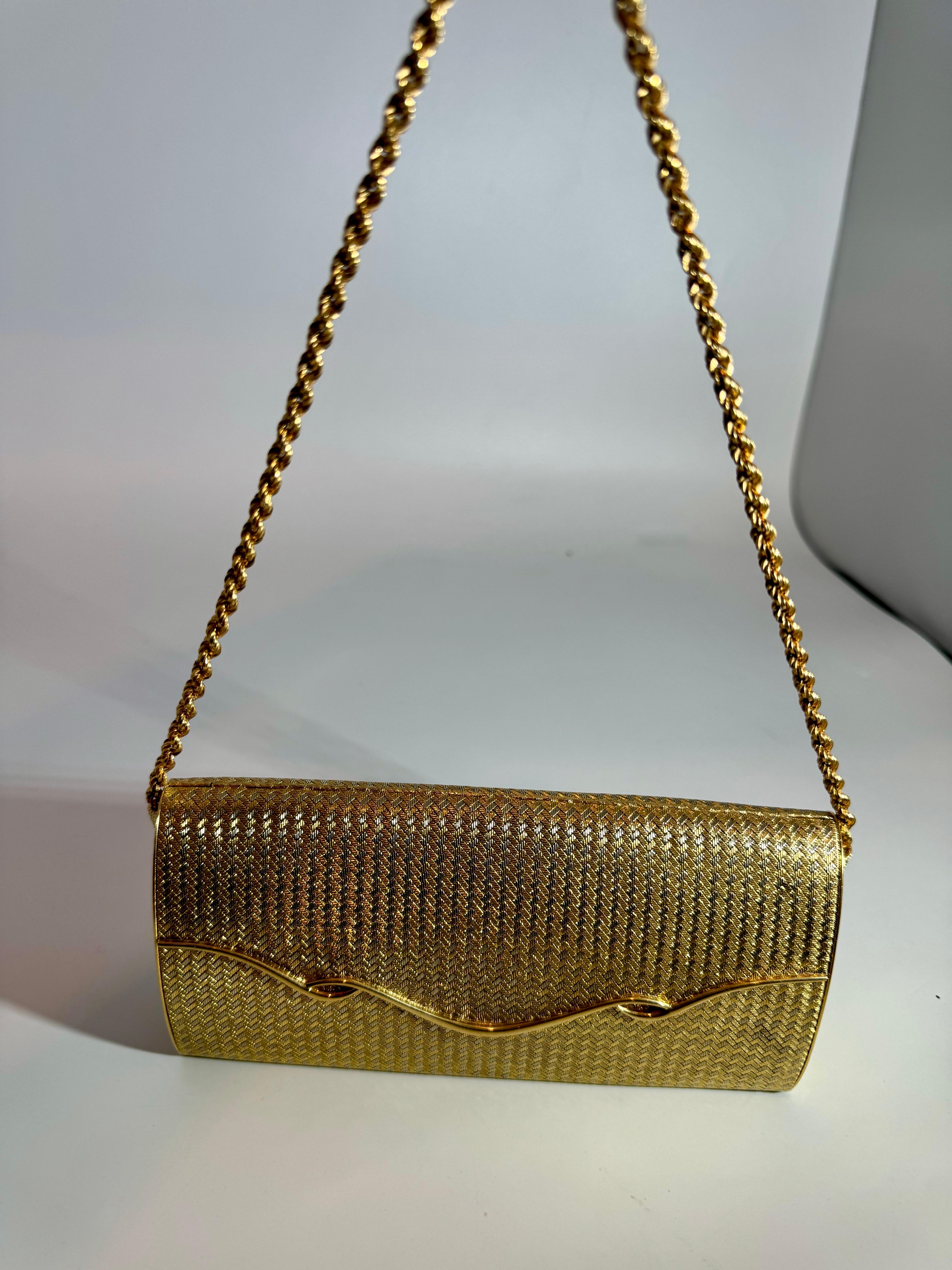 Bolso de mano de malla tejida de oro amarillo de 18 quilates de la década de 1960 de Massoni Rome  Espejo interior Raro en venta 8