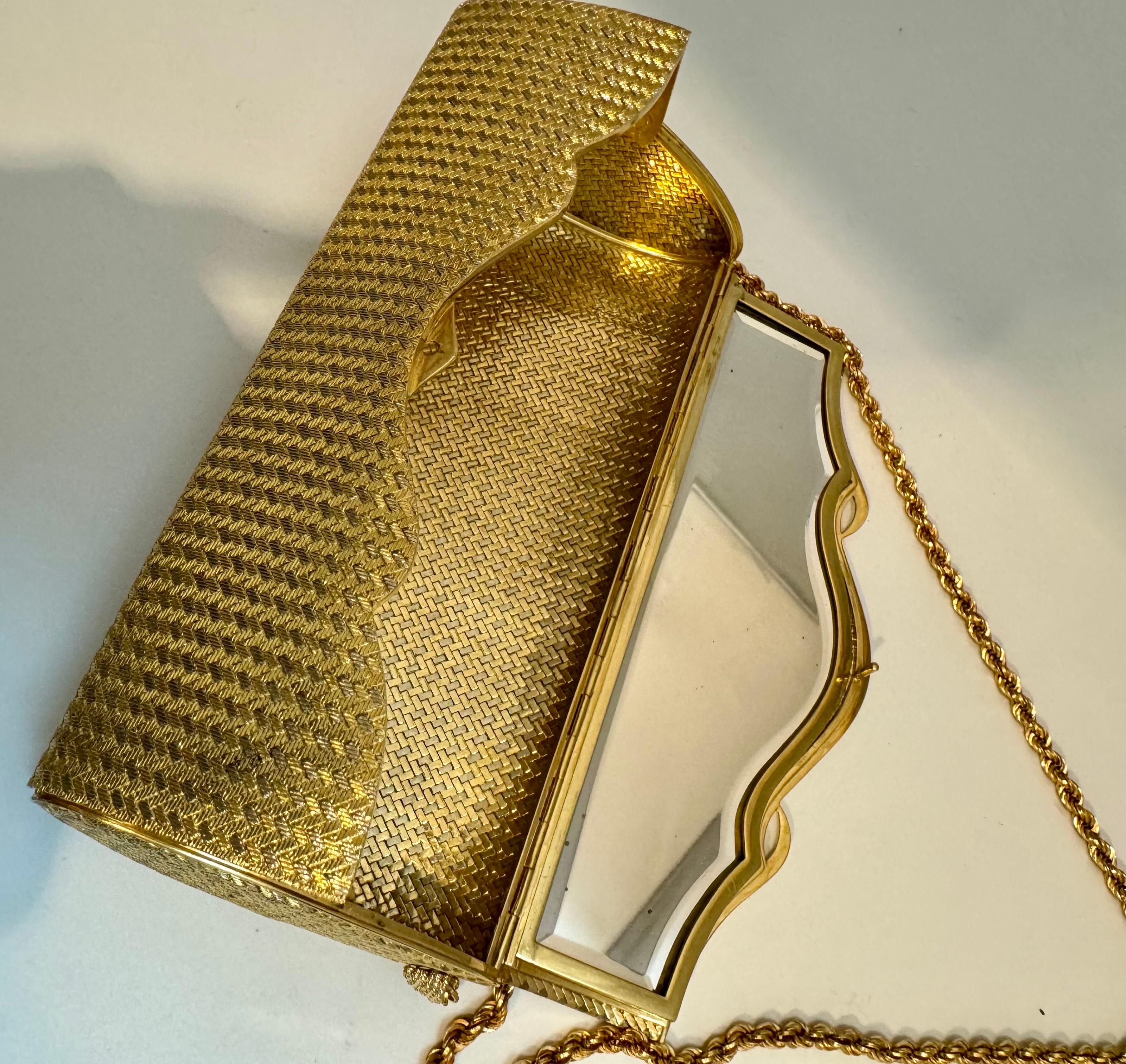 Bolso de mano de malla tejida de oro amarillo de 18 quilates de la década de 1960 de Massoni Rome  Espejo interior Raro en venta 13