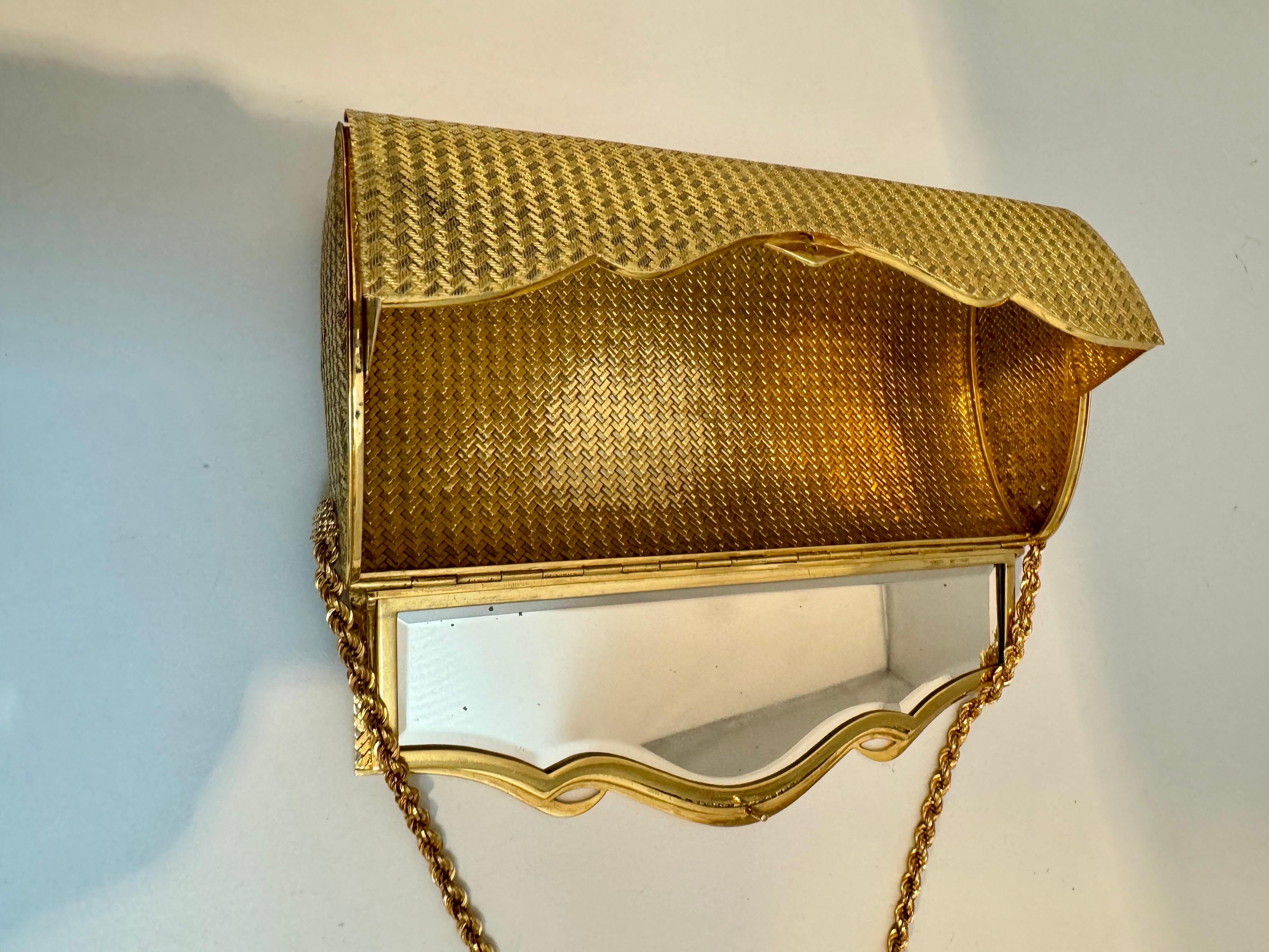 Bolso de mano de malla tejida de oro amarillo de 18 quilates de la década de 1960 de Massoni Rome  Espejo interior Raro en venta 14