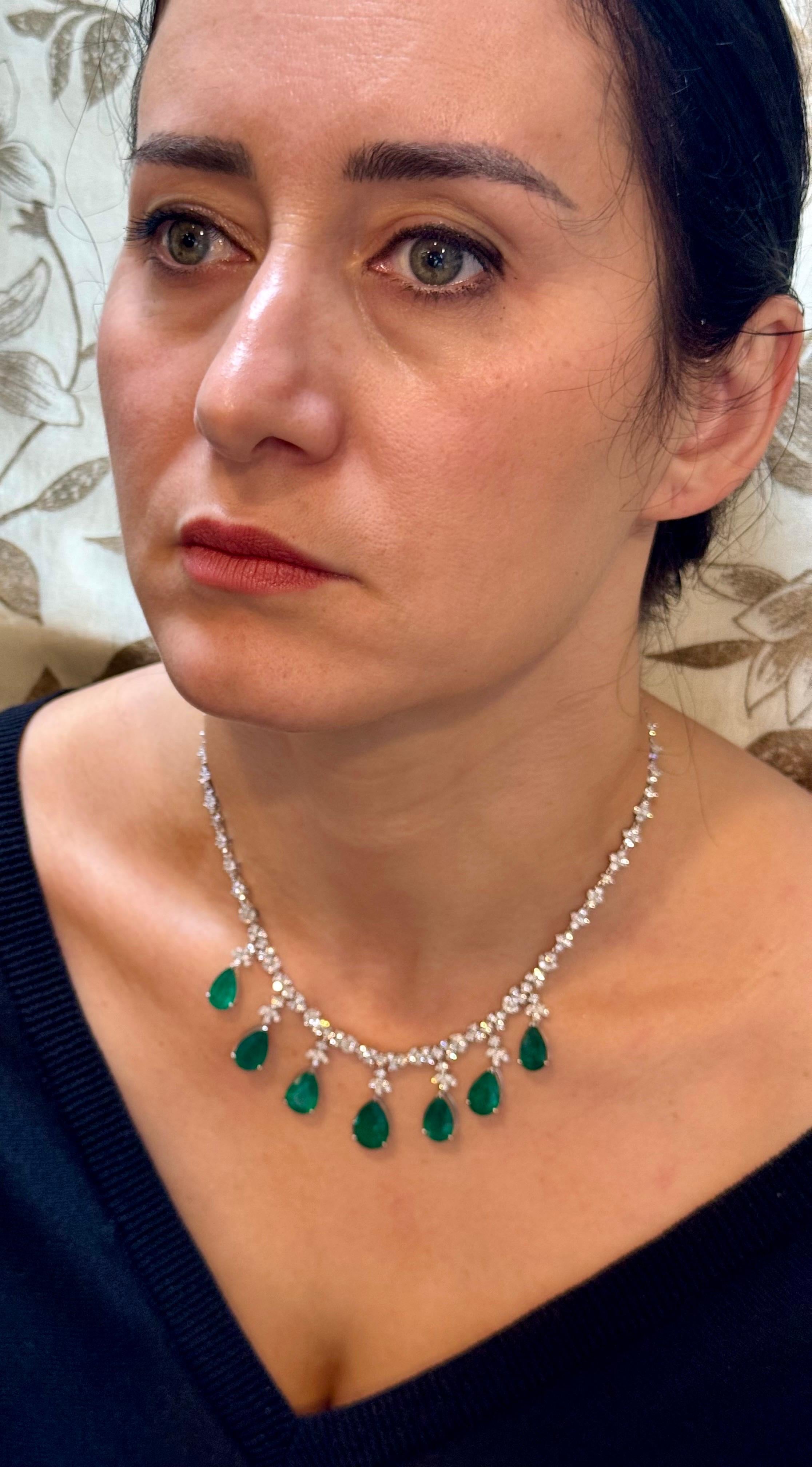 GIA Certified Pear Zambian Emerald & Diamond Bridal Drop Necklace 14 Kt  Oro in vendita 8