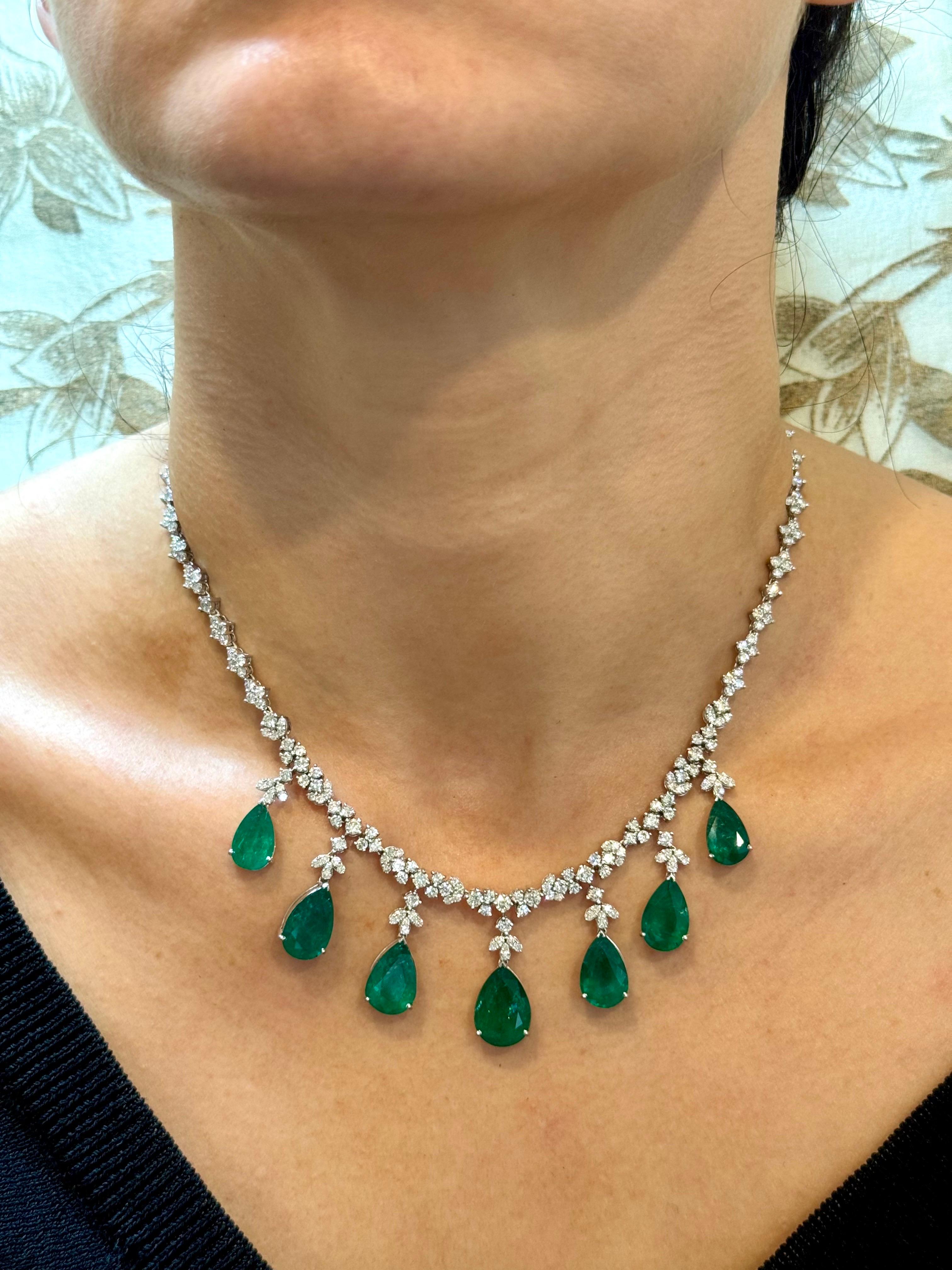 GIA Certified Pear Zambian Emerald & Diamond Bridal Drop Necklace 14 Kt  Oro in vendita 10