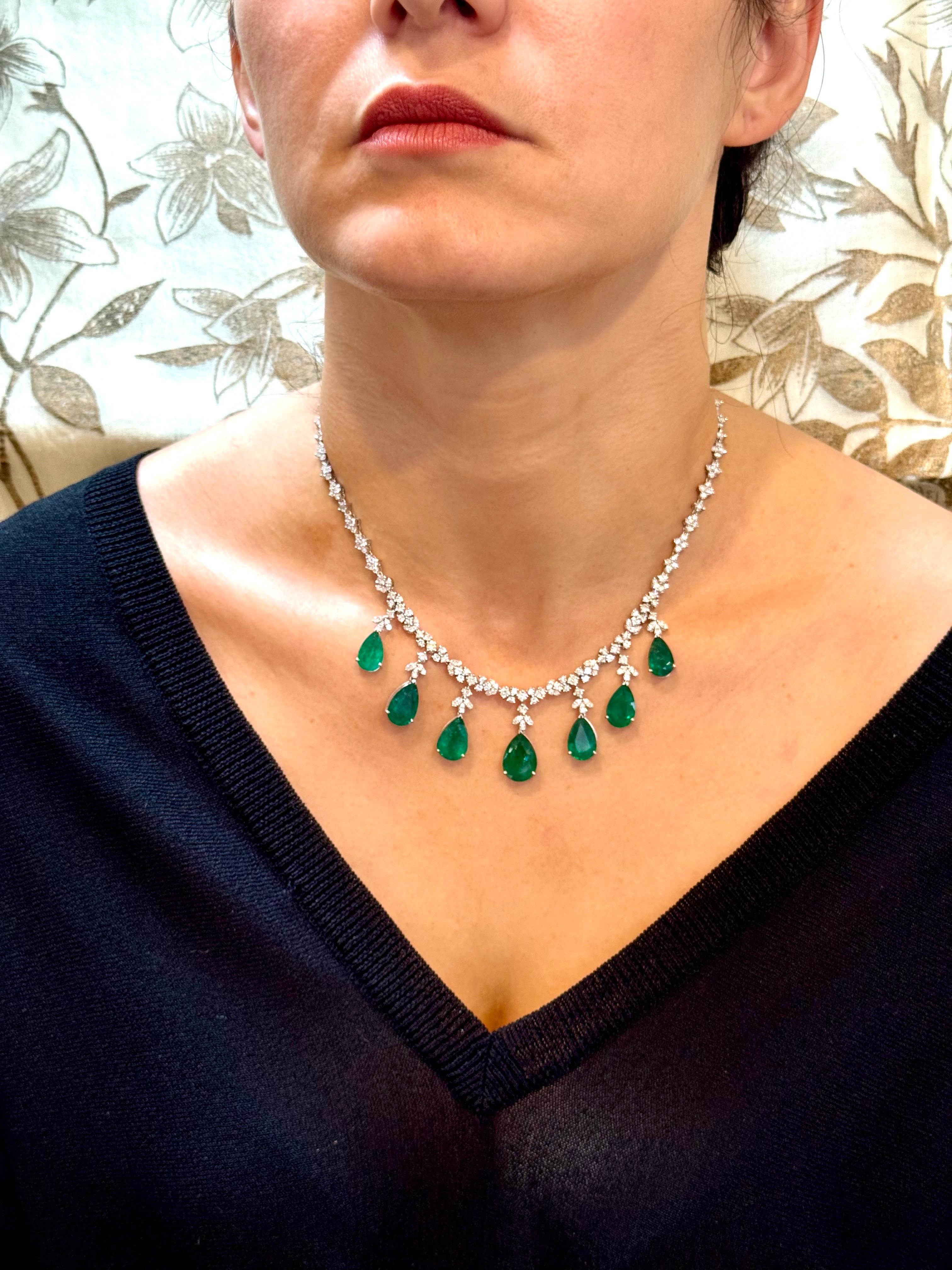 GIA Certified Pear Zambian Emerald & Diamond Bridal Drop Necklace 14 Kt  Oro in vendita 7