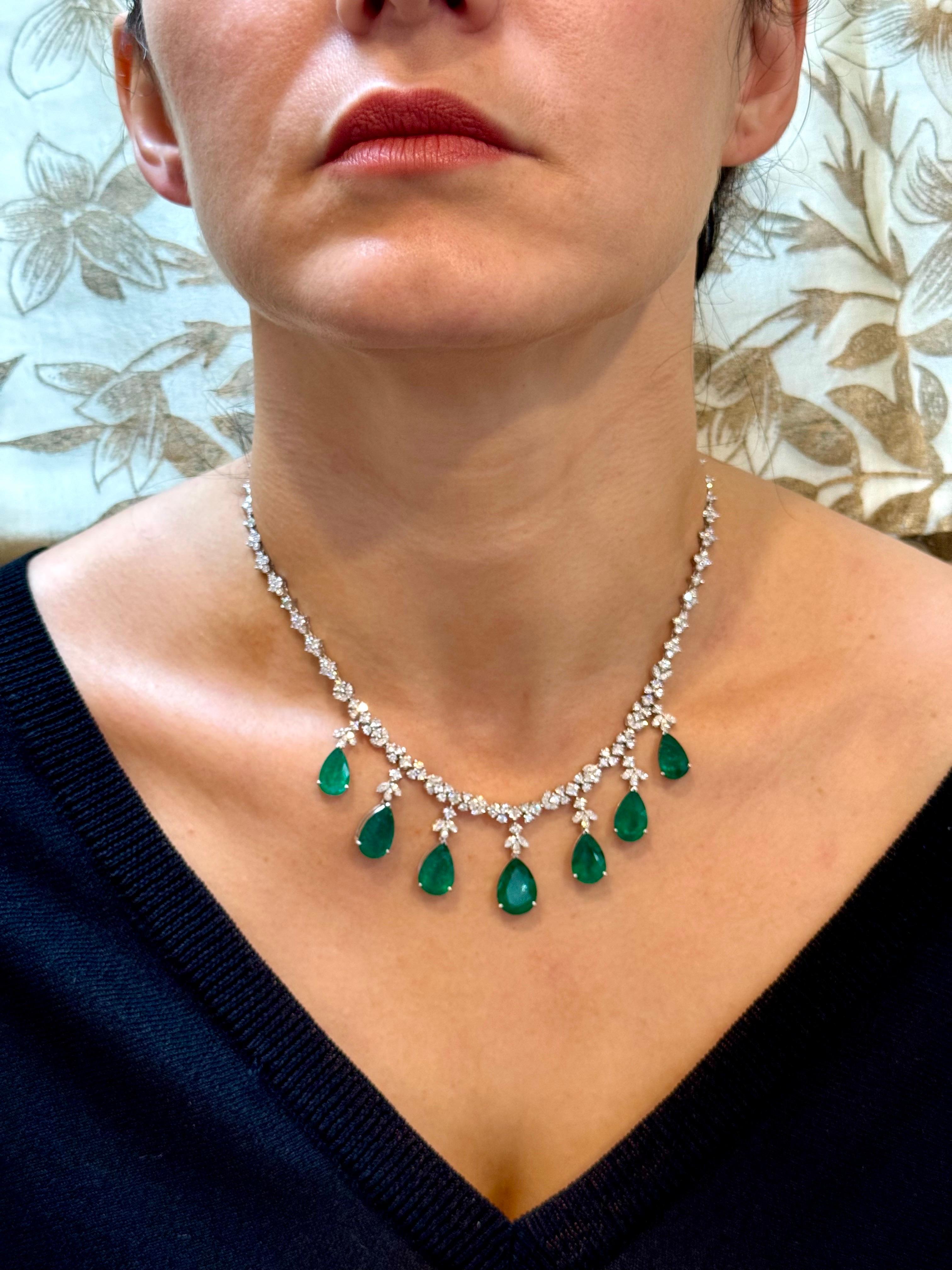 GIA Certified Pear Zambian Emerald & Diamond Bridal Drop Necklace 14 Kt  Oro in vendita 11