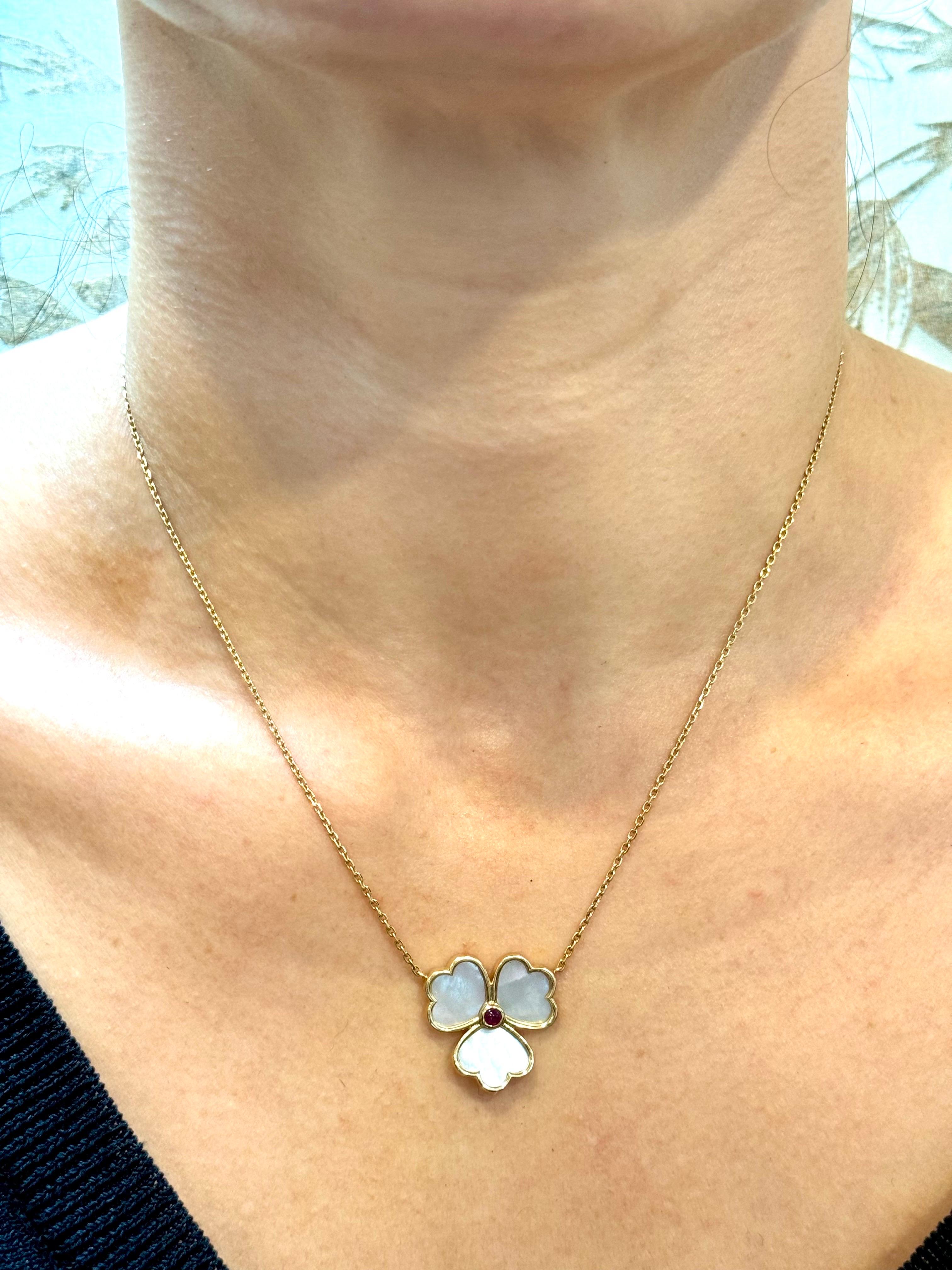 Mauboussin Paris 18Kt Yellow Gold Vintage Mother Of Pearl Clover Pendant For Sale 14