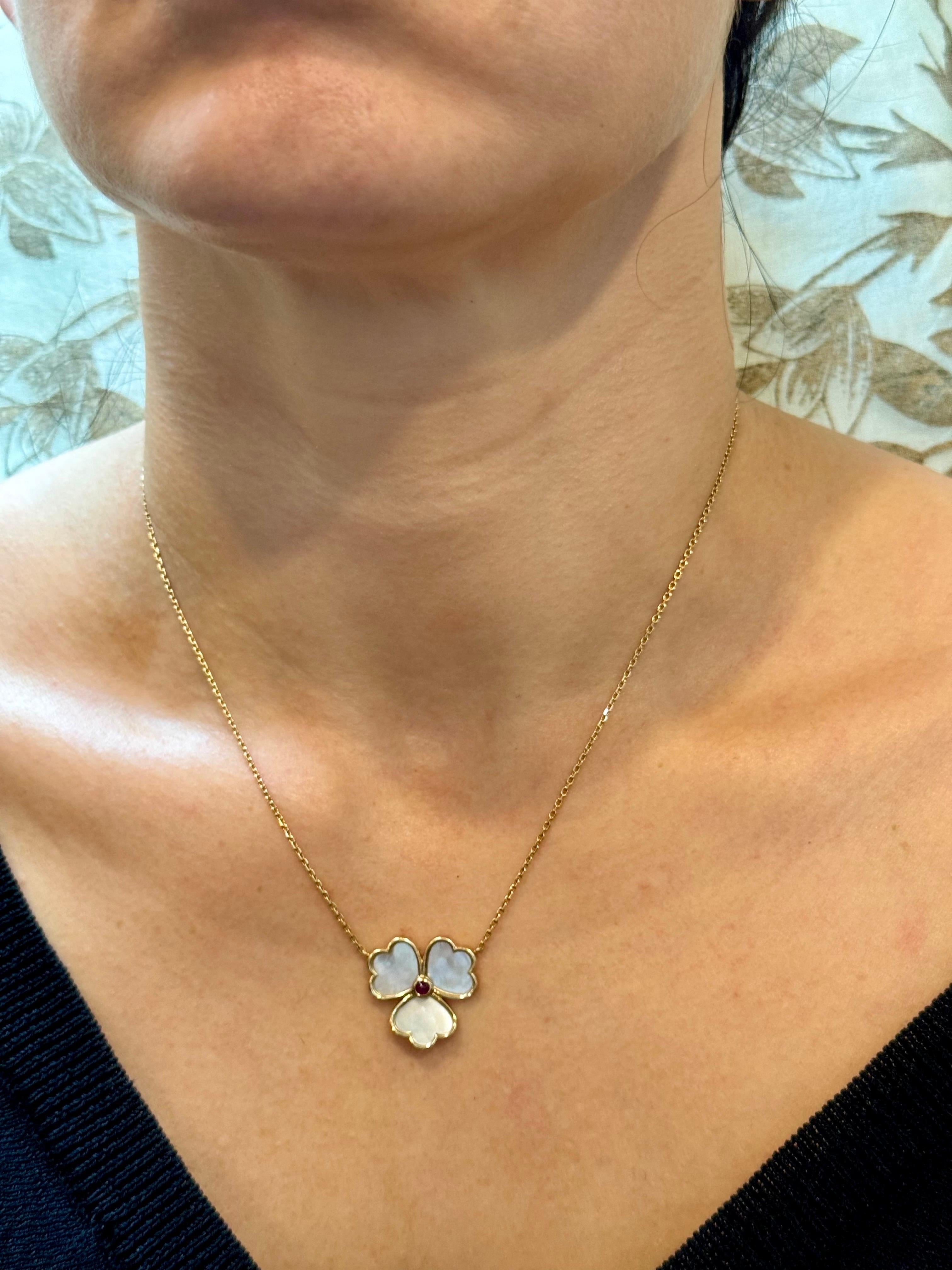 Mauboussin Paris 18Kt Yellow Gold Vintage Mother Of Pearl Clover Pendant For Sale 13