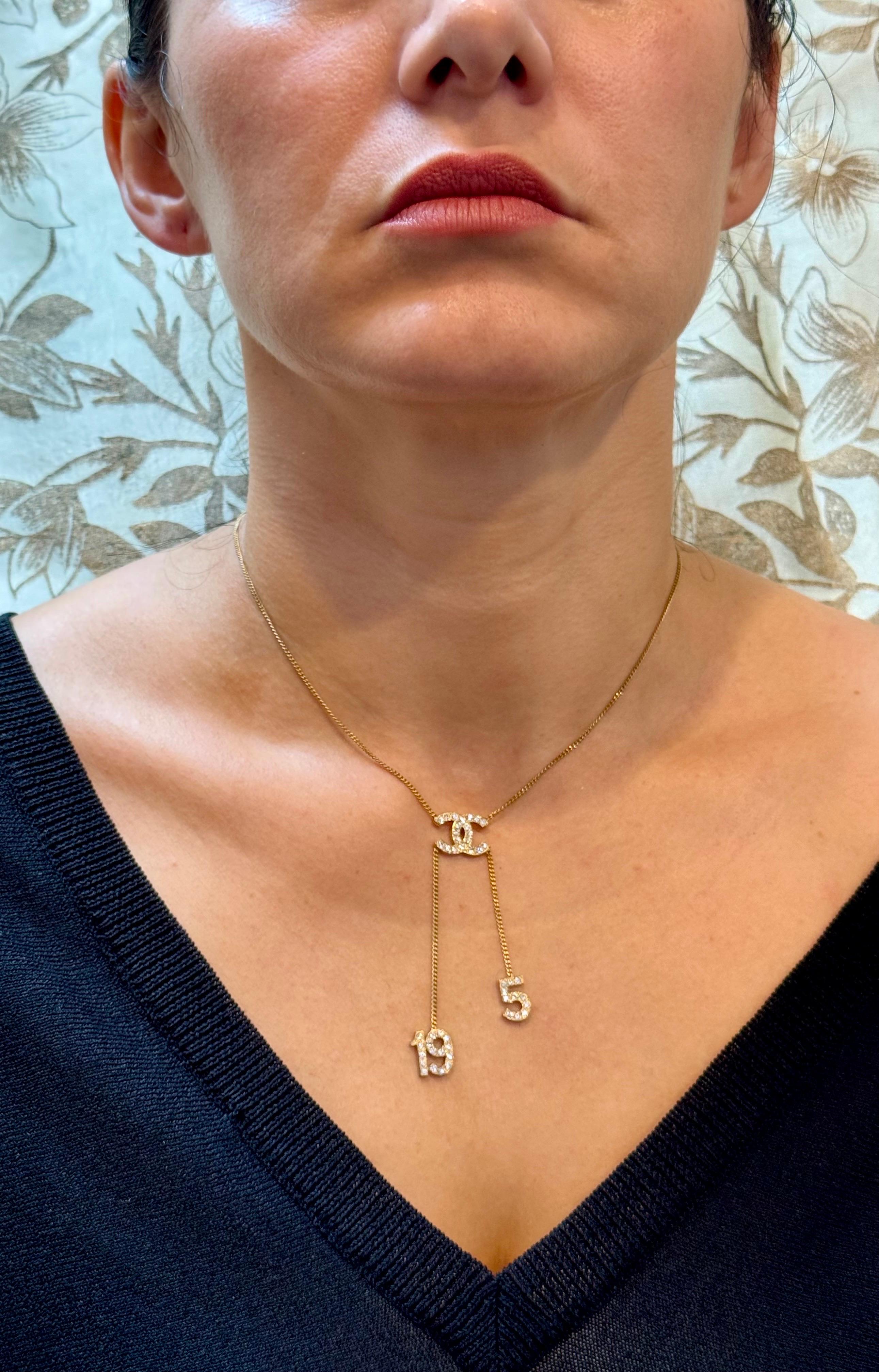Autentico Chanel strass CC LOGO 5 & 19 Collana con ciondolo Vintage, Estate in vendita 12