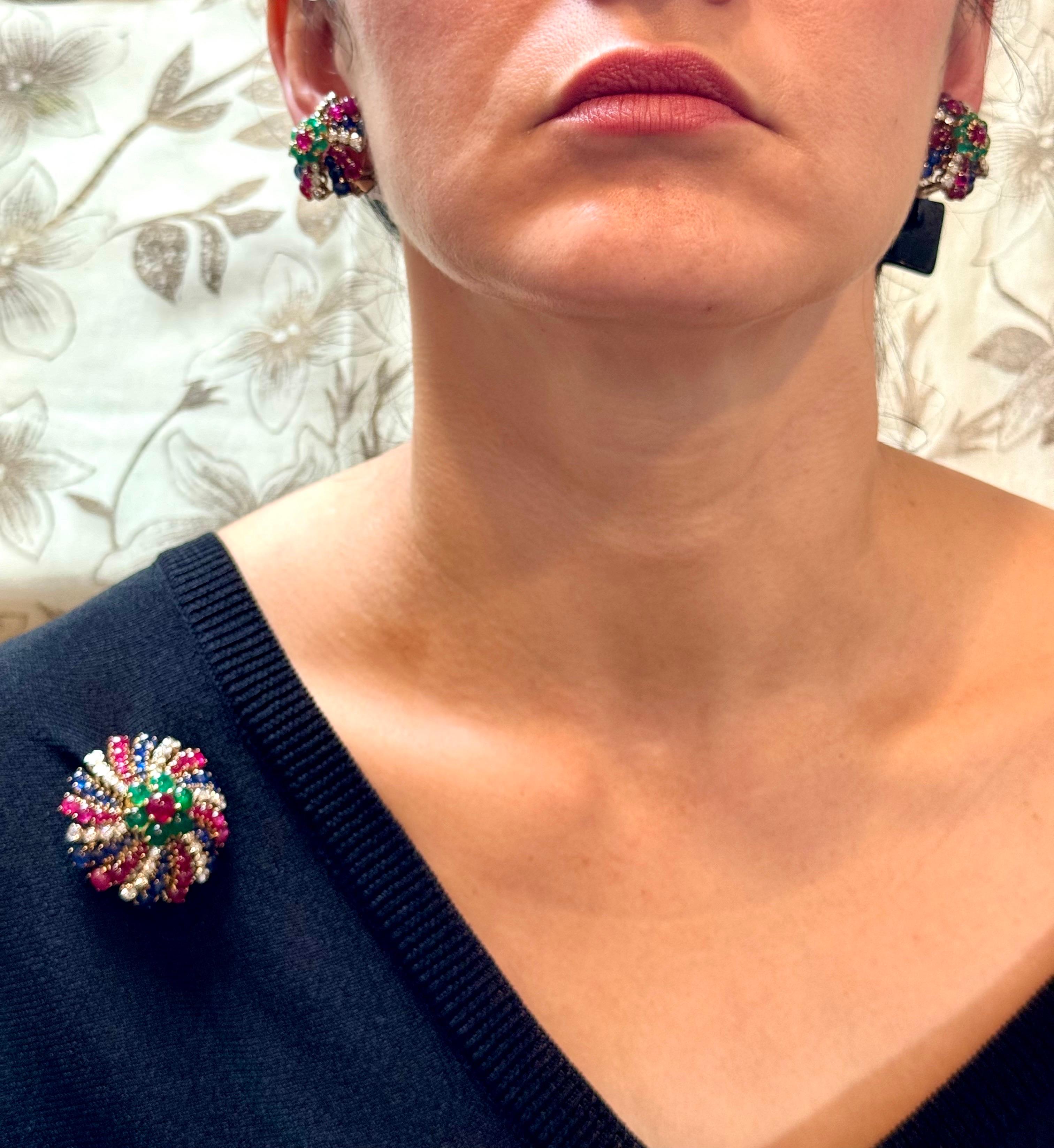 18K Yellow Gold Diamonds, Sapphire & Emeralds Earrings And A Brooch Jewelry Set For Sale 11