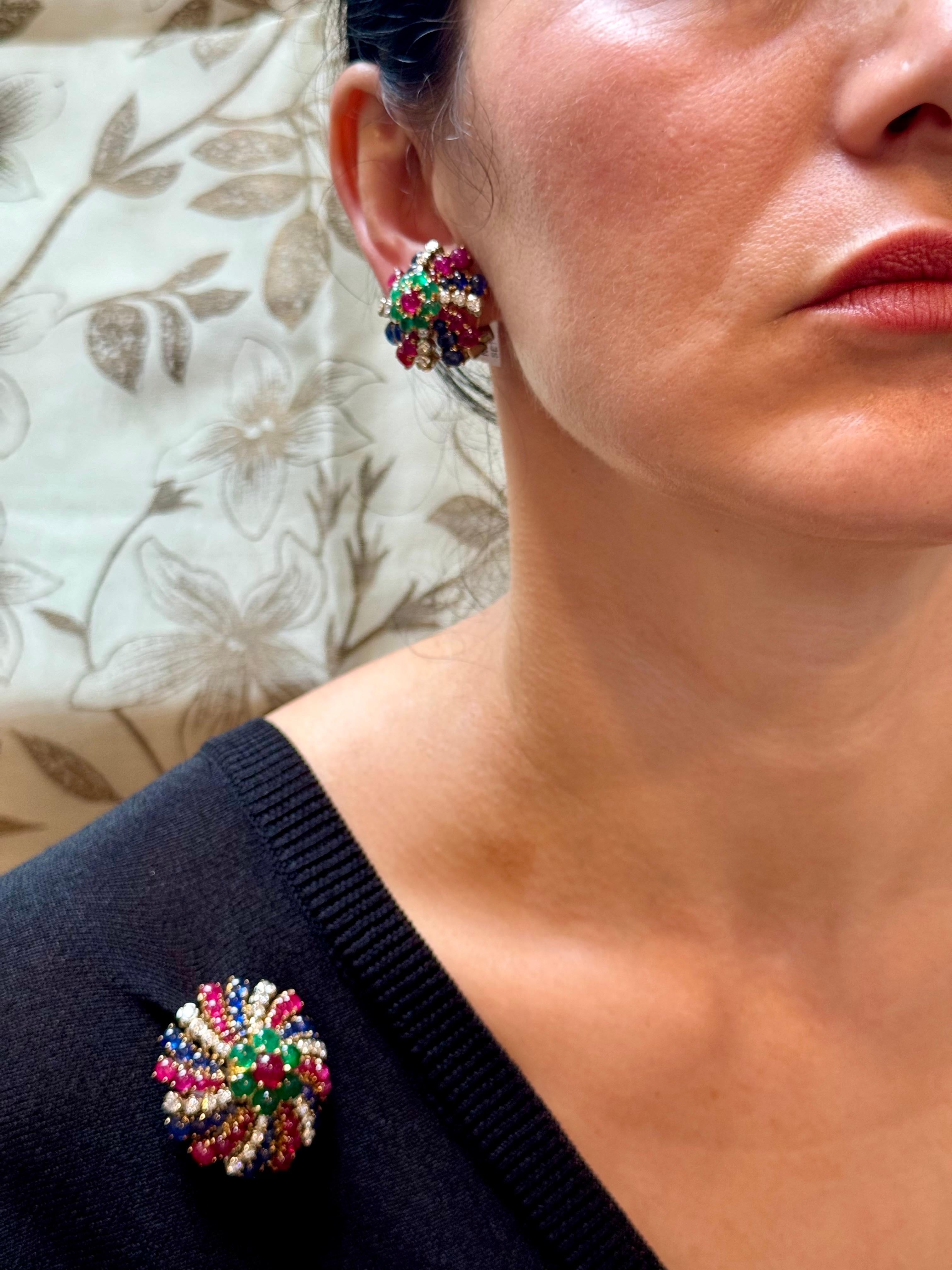 18K Yellow Gold Diamonds, Sapphire & Emeralds Earrings And A Brooch Jewelry Set For Sale 10