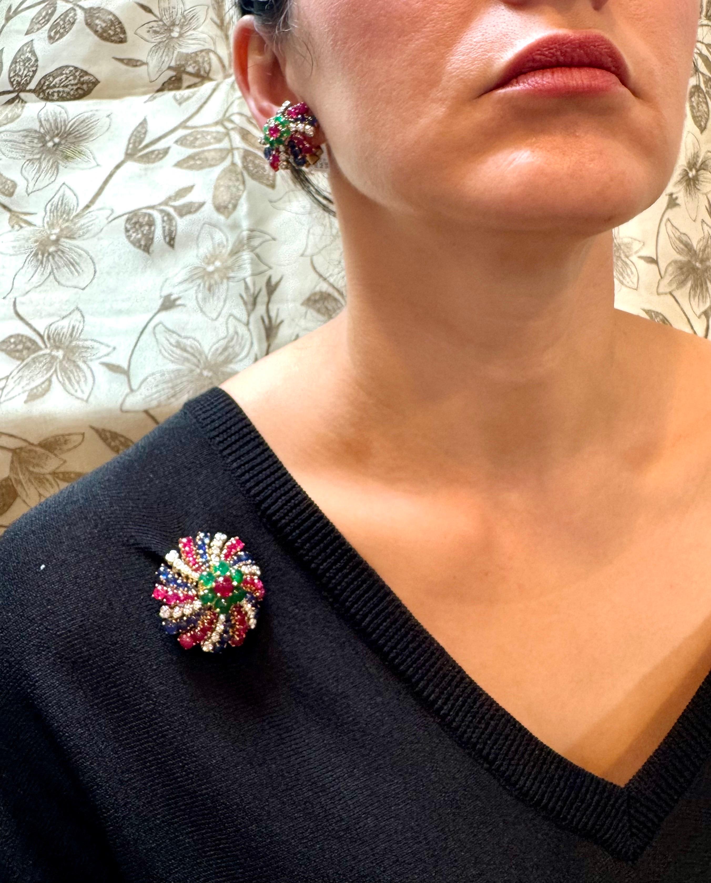 18K Yellow Gold Diamonds, Sapphire & Emeralds Earrings And A Brooch Jewelry Set For Sale 13