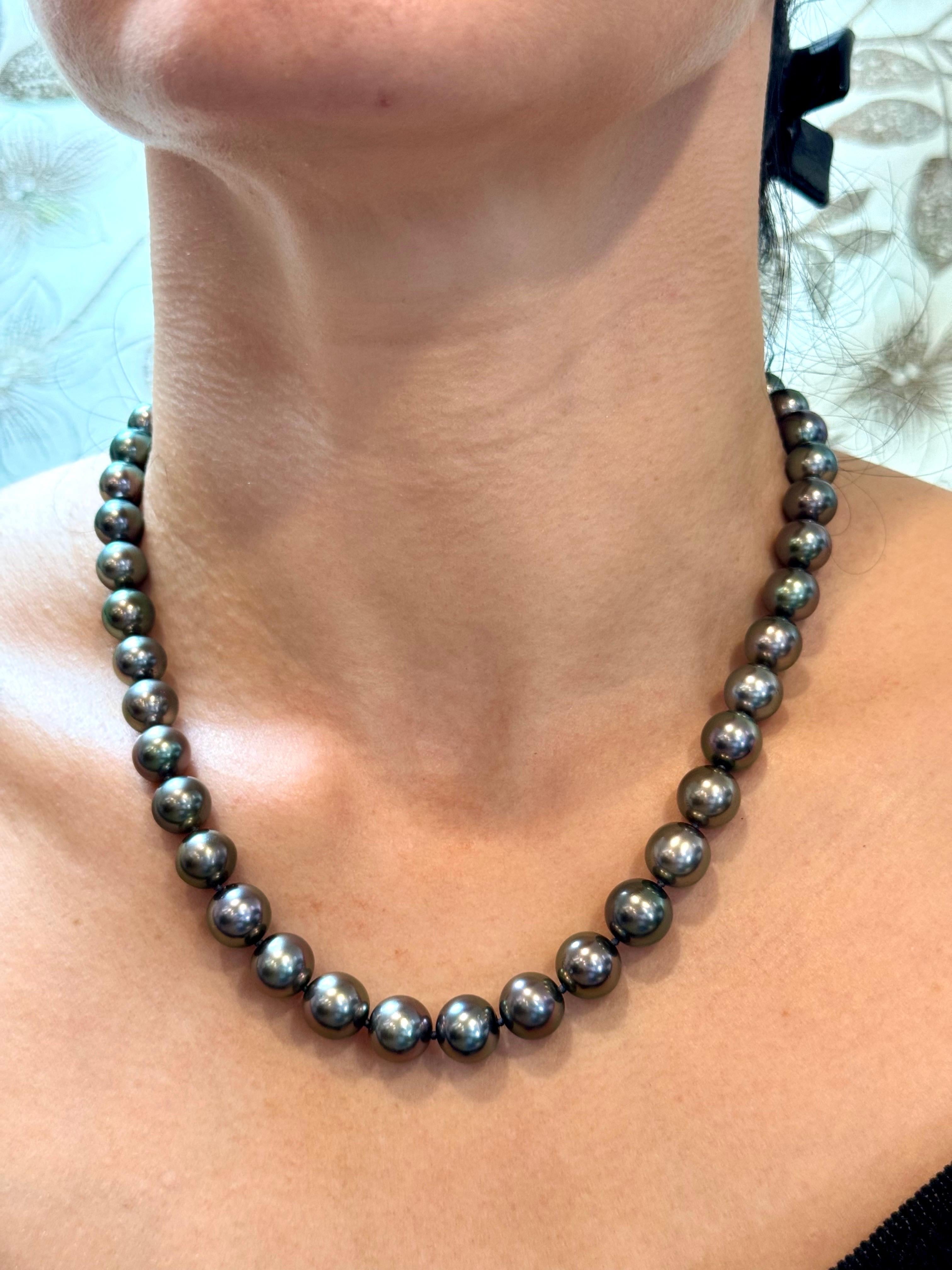 Collier de perles noires graduées de Tahiti de 8 à 11,5 mm avec fermoir en or jaune 18 carats en vente 13