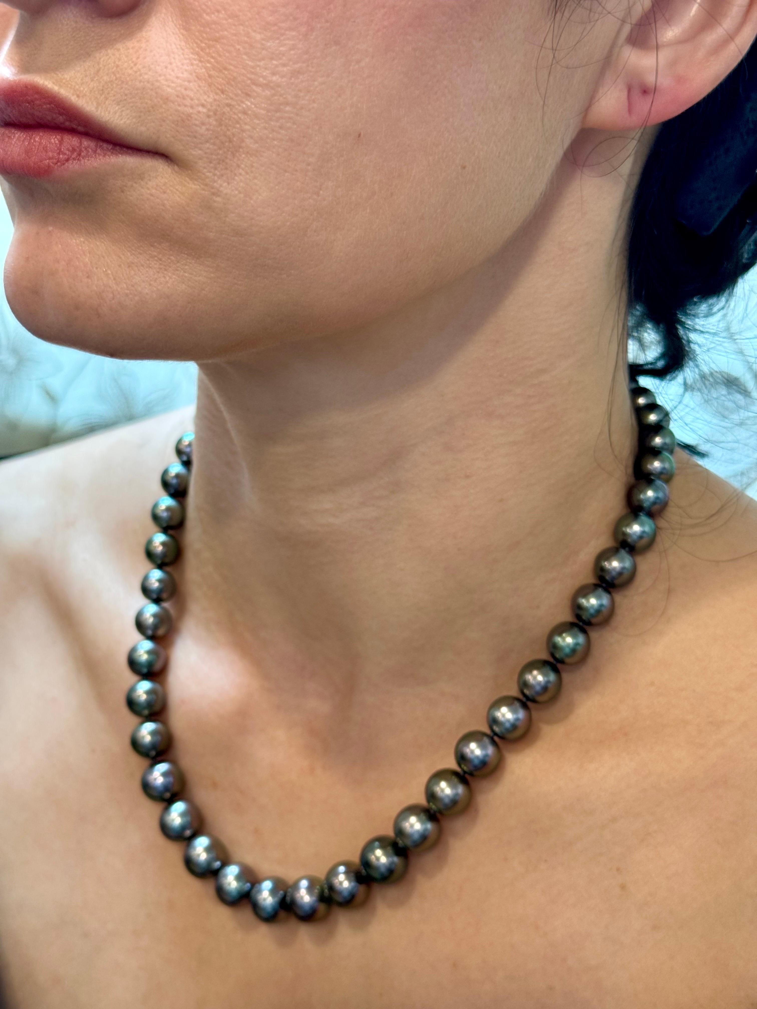 Collier de perles noires graduées de Tahiti de 8 à 11,5 mm avec fermoir en or jaune 18 carats en vente 15