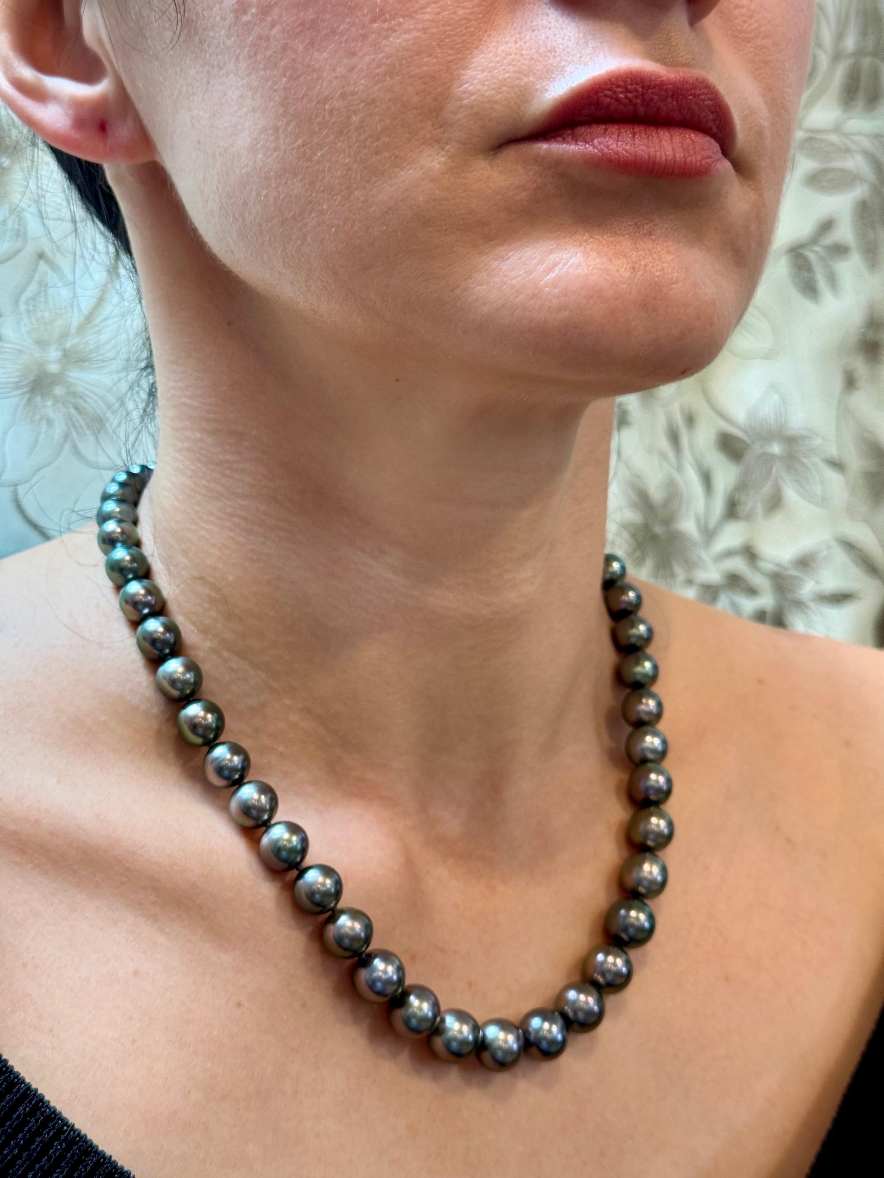 Collier de perles noires graduées de Tahiti de 8 à 11,5 mm avec fermoir en or jaune 18 carats en vente 14
