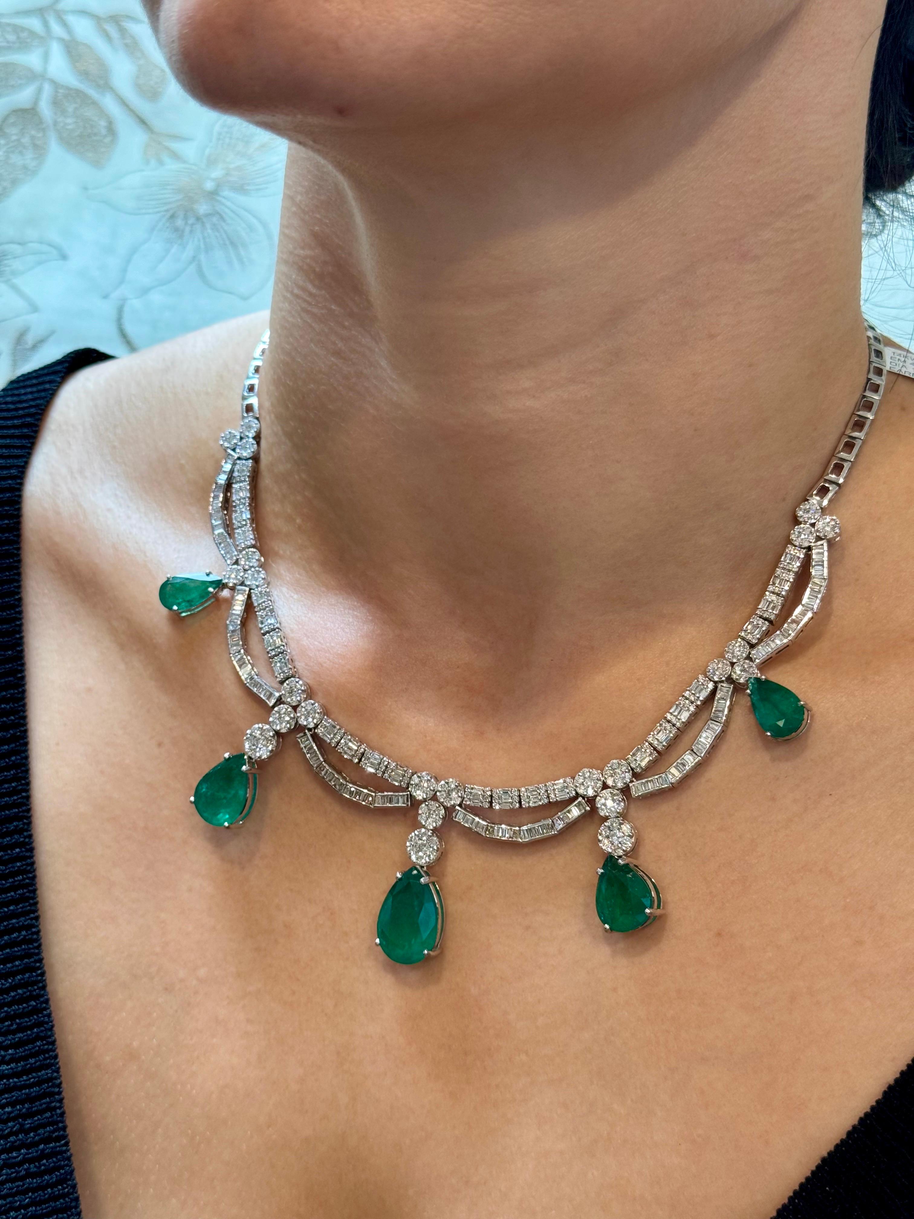 45 Karat sambischer Smaragd und 12 Karat Diamant Halskette und Ohrring Brautsuite im Angebot 10