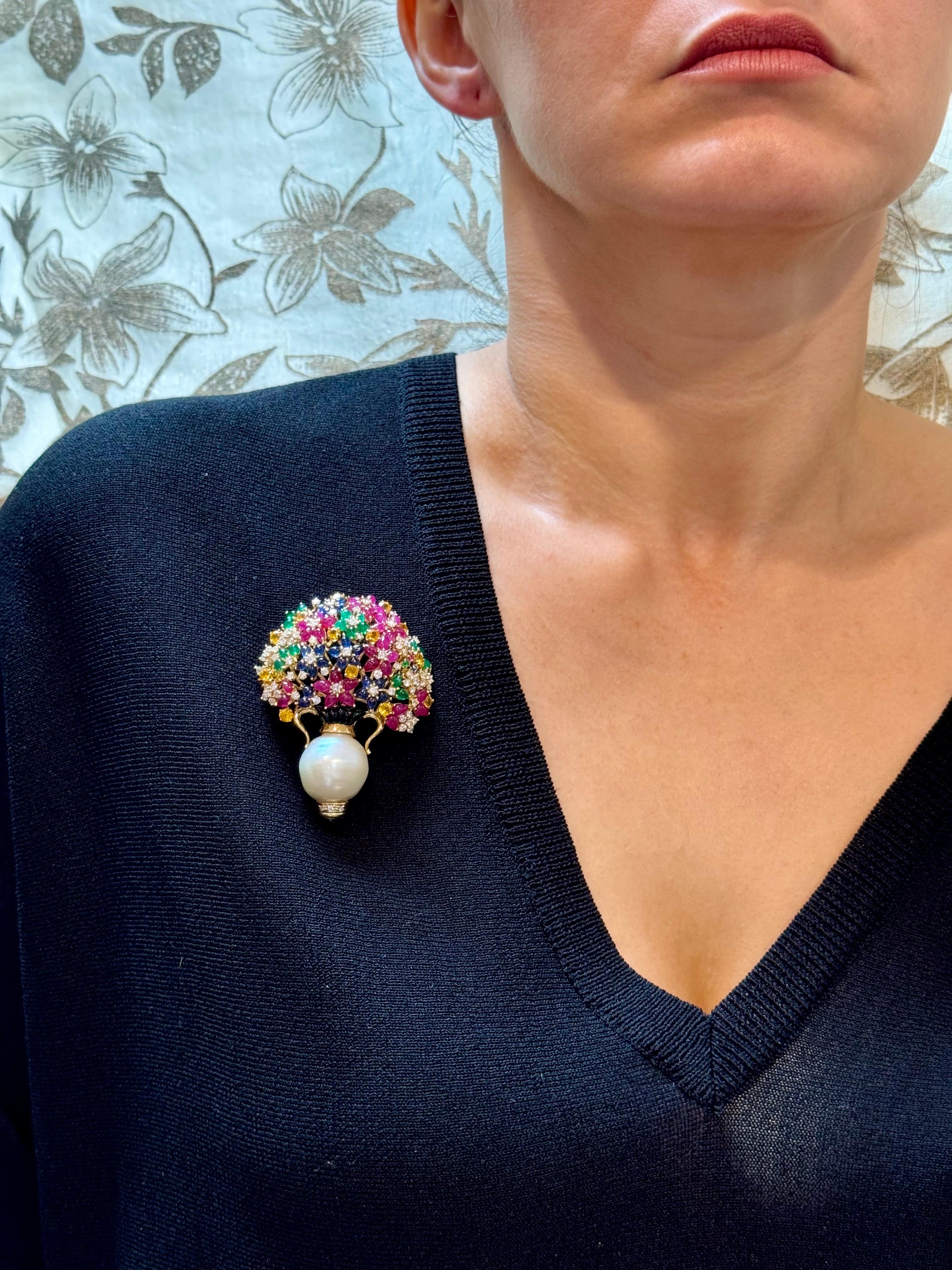 Broche de oro de 18 quilates con forma de cesta de flores de zafiro, rubí, esmeralda, diamante y perla en venta 7
